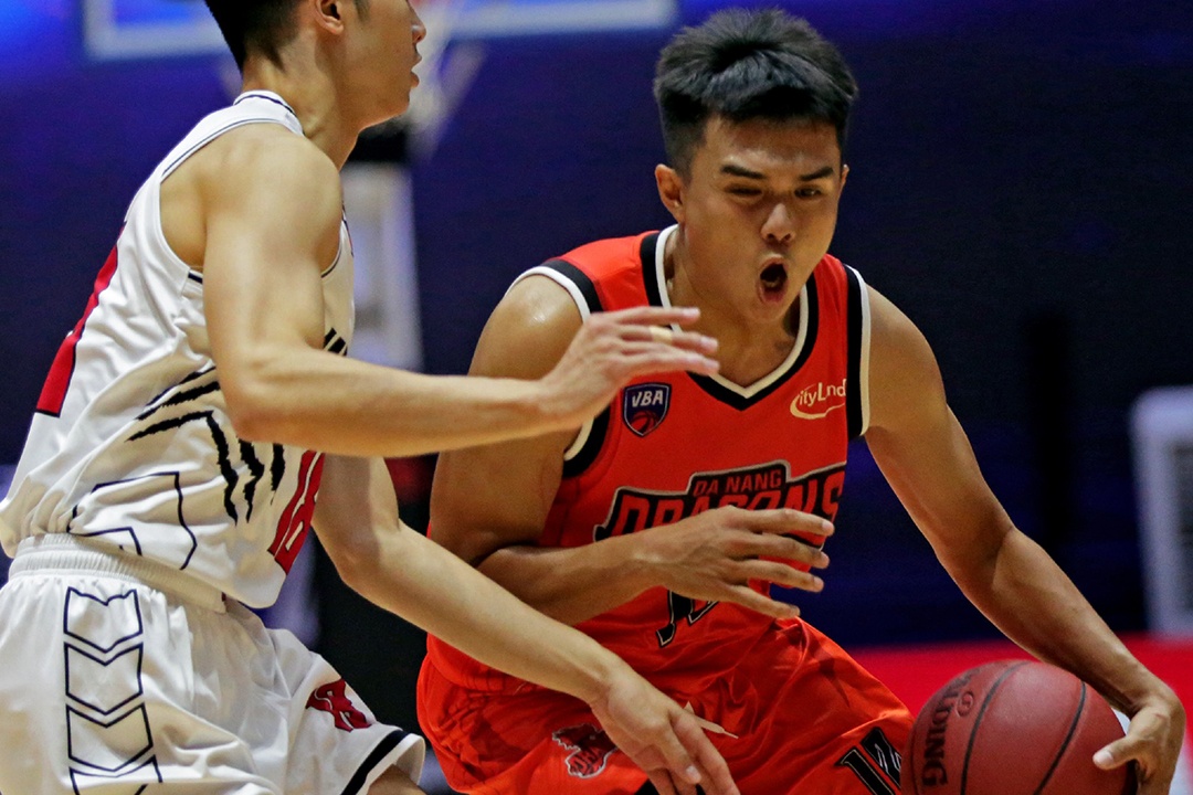 Nguyen Hoang Tuan choi noi bat giup Dragons danh bai Warriors hinh anh