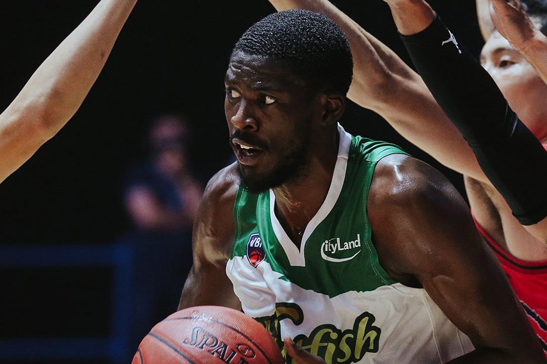 VDV cao 2,13 m giup Catfish danh bai Buffaloes hinh anh