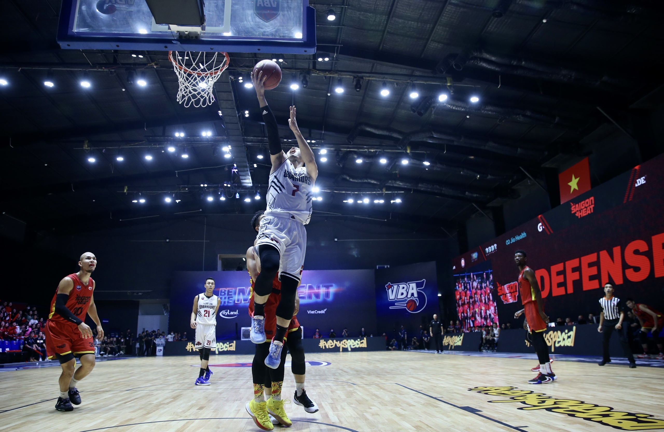 Soobin Hoang Son xem bong ro anh 10