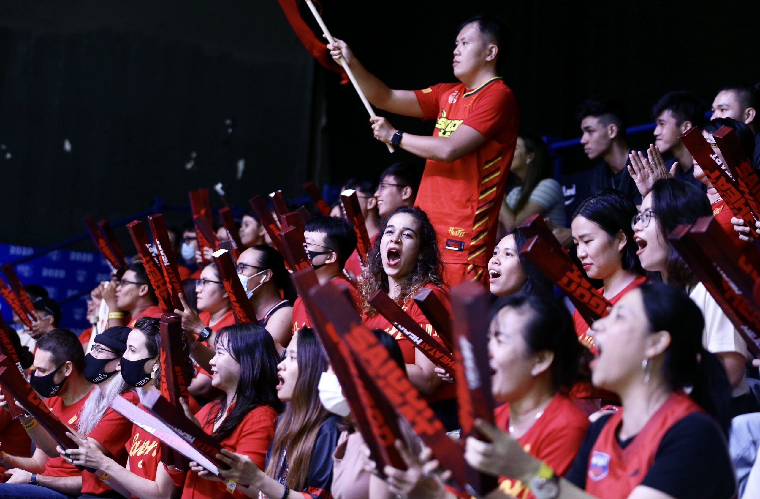 Soobin Hoang Son xem bong ro anh 2