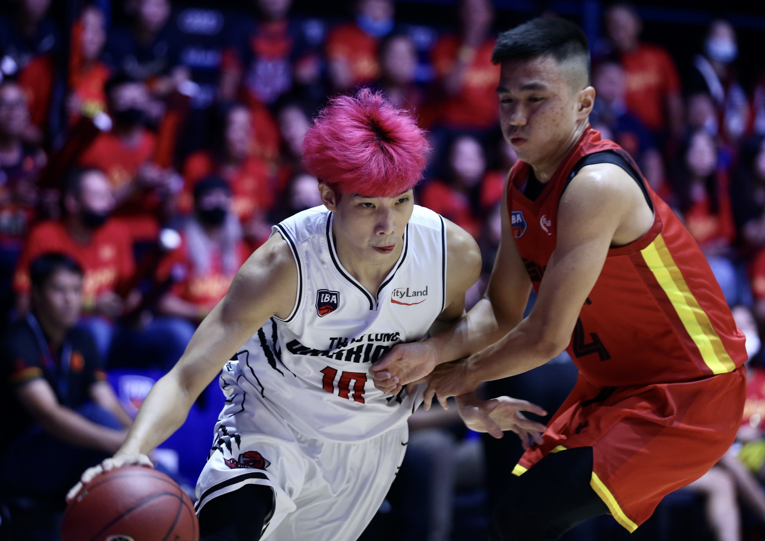 Soobin Hoang Son xem bong ro anh 3