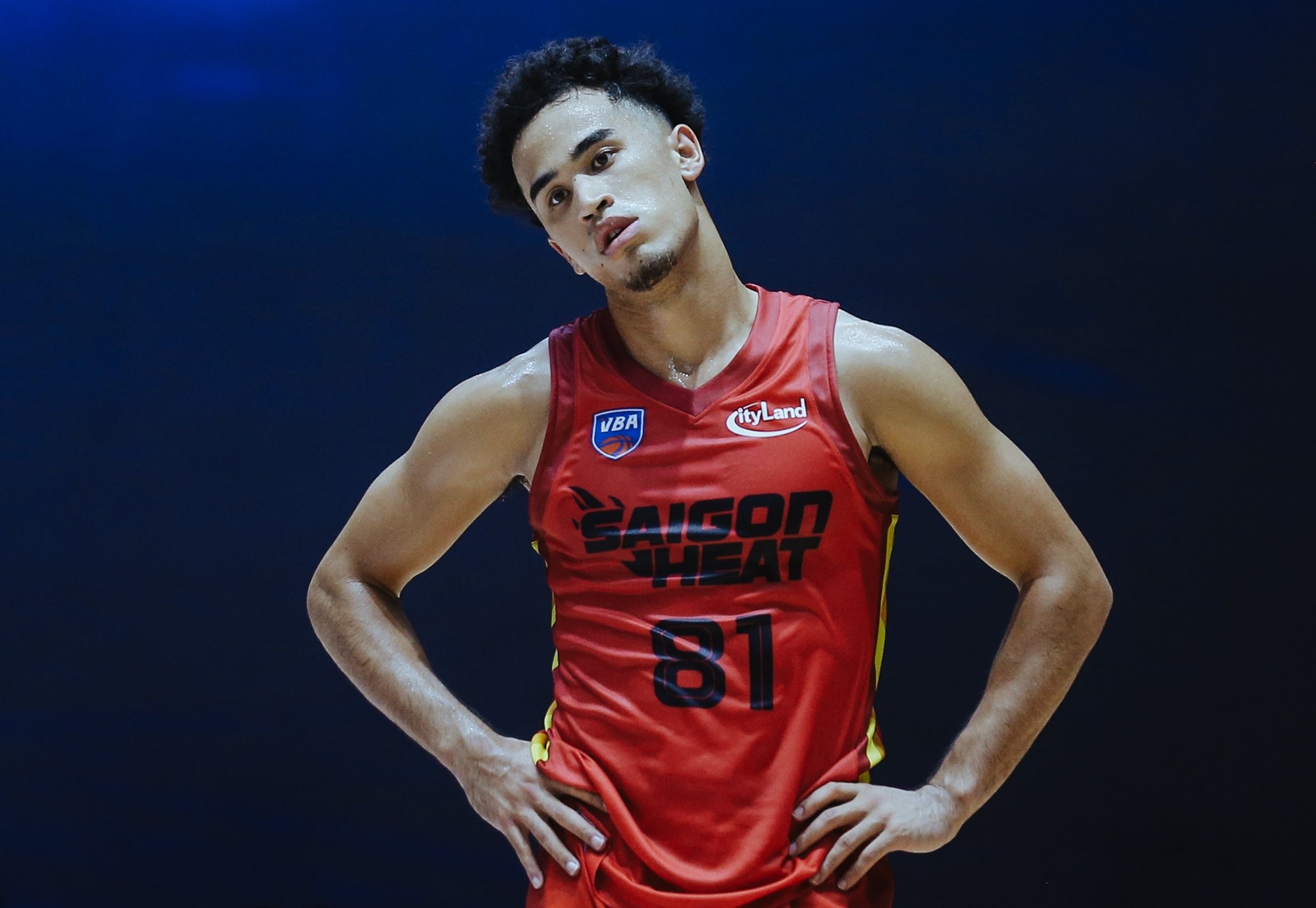 Christian Juzang bat luc trong tran thua cua Saigon Heat hinh anh