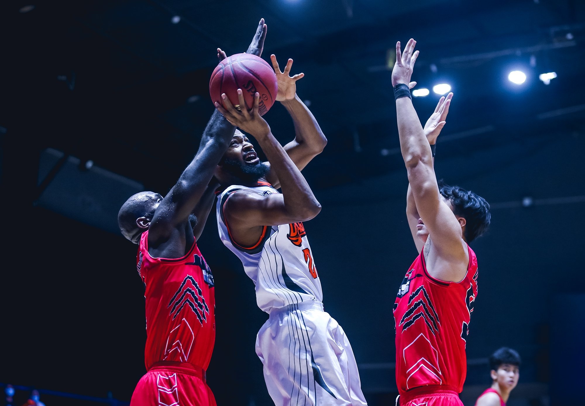 Ngoai binh Thang Long Warriors noi nong anh 1