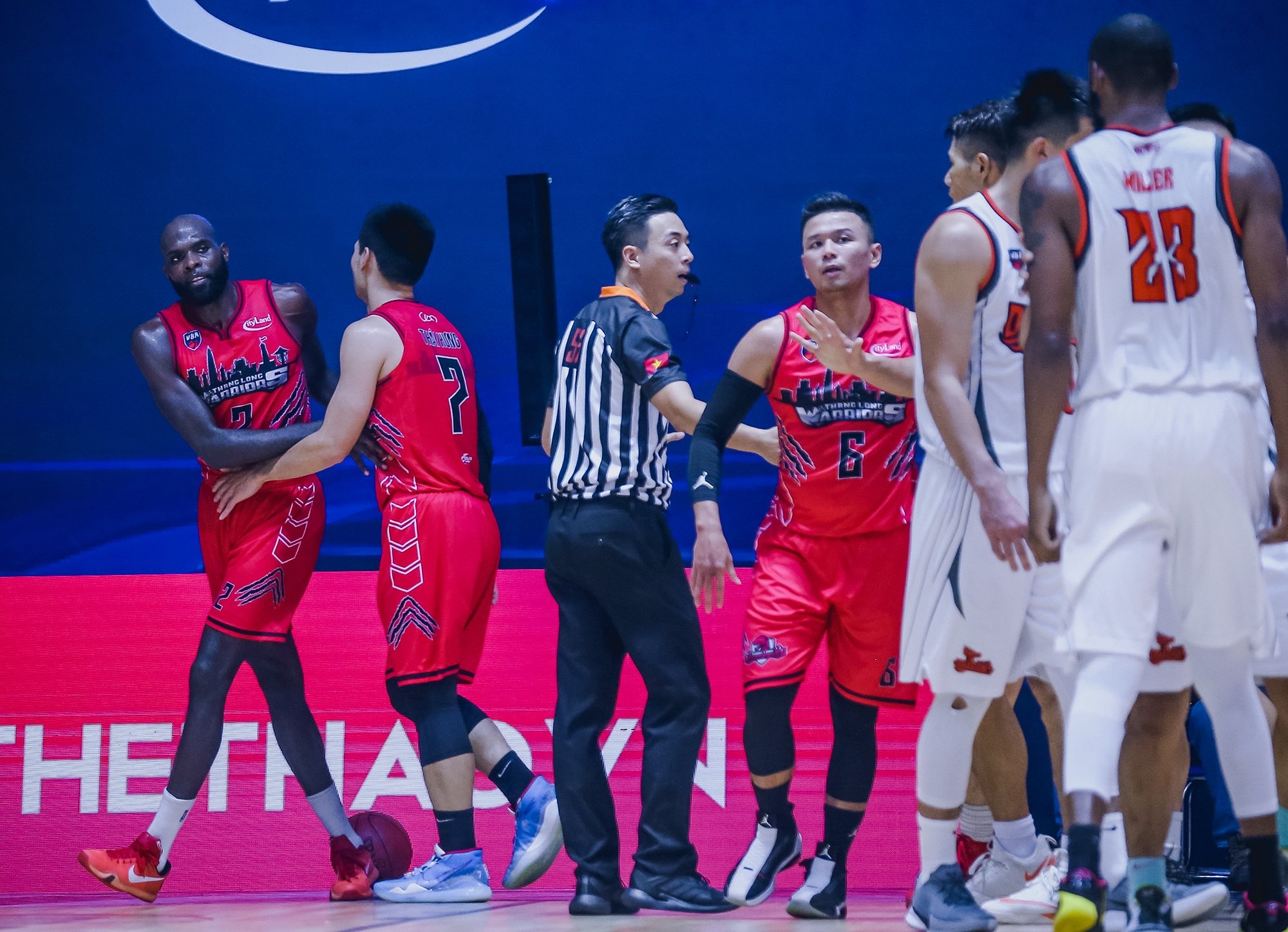 Ngoai binh Thang Long Warriors noi nong anh 3