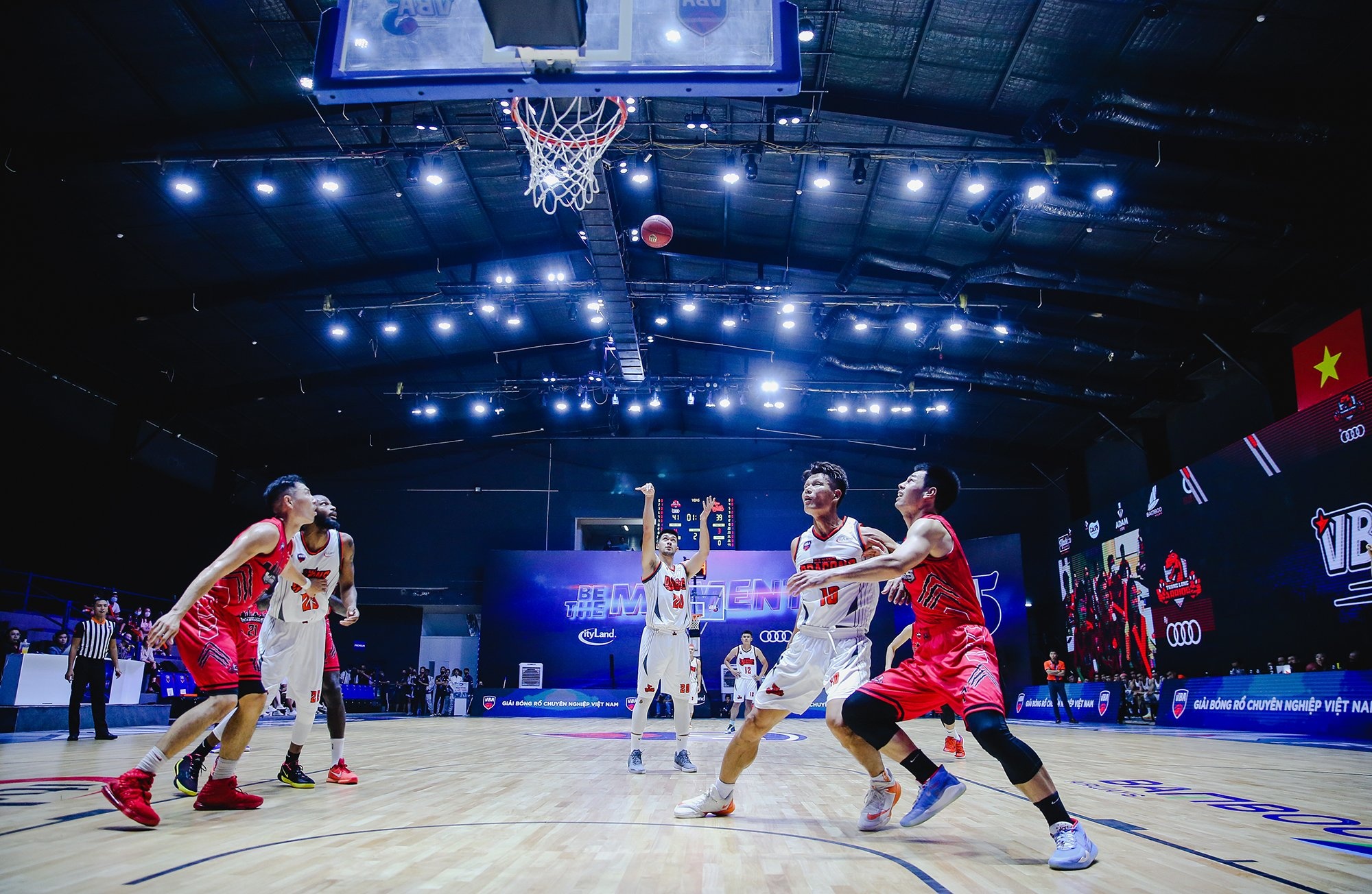 Ngoai binh Thang Long Warriors noi nong anh 9