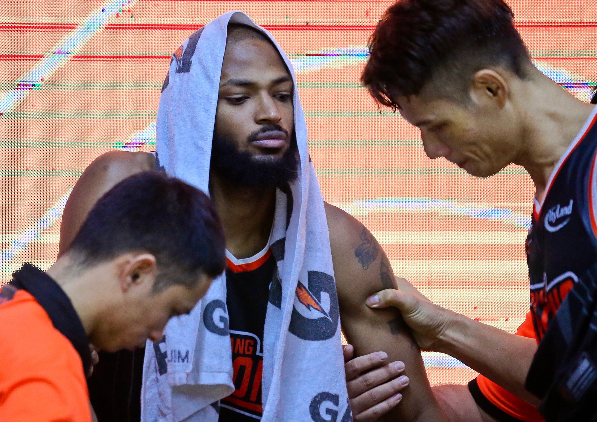 Ngoai binh cao hon 2 m nam san dau don ngay Dragons vo tran hinh anh