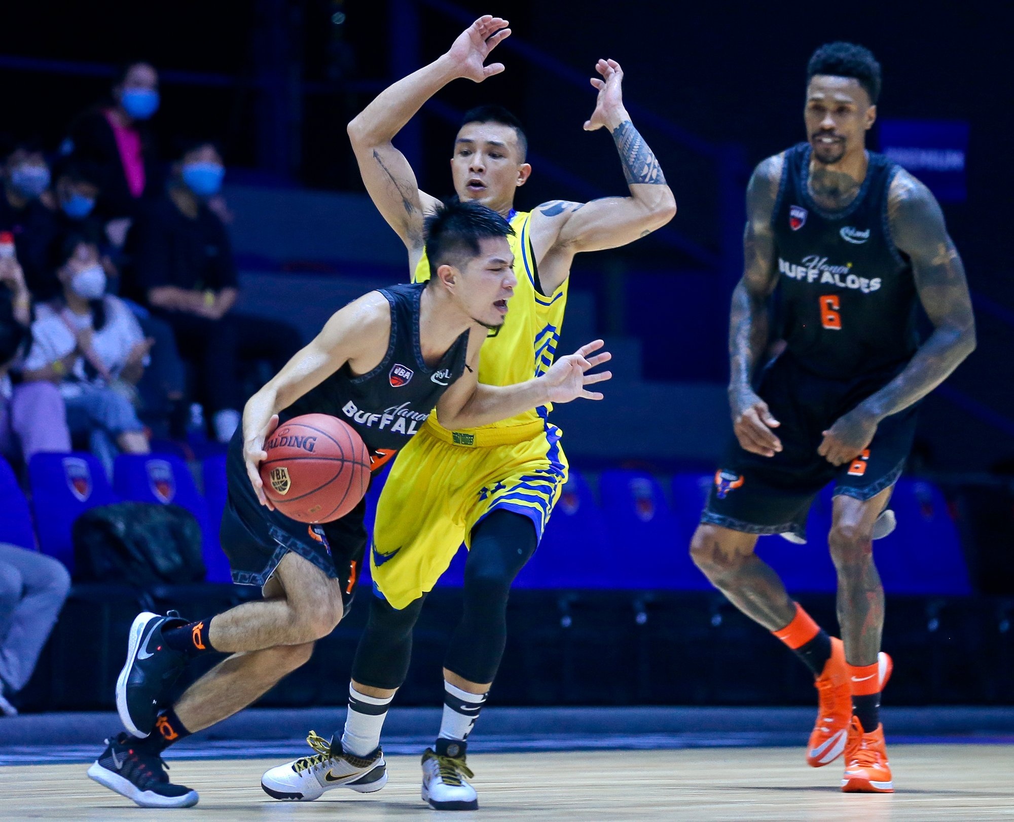 Ngo Tuan Trung bi cam thi dau anh 1