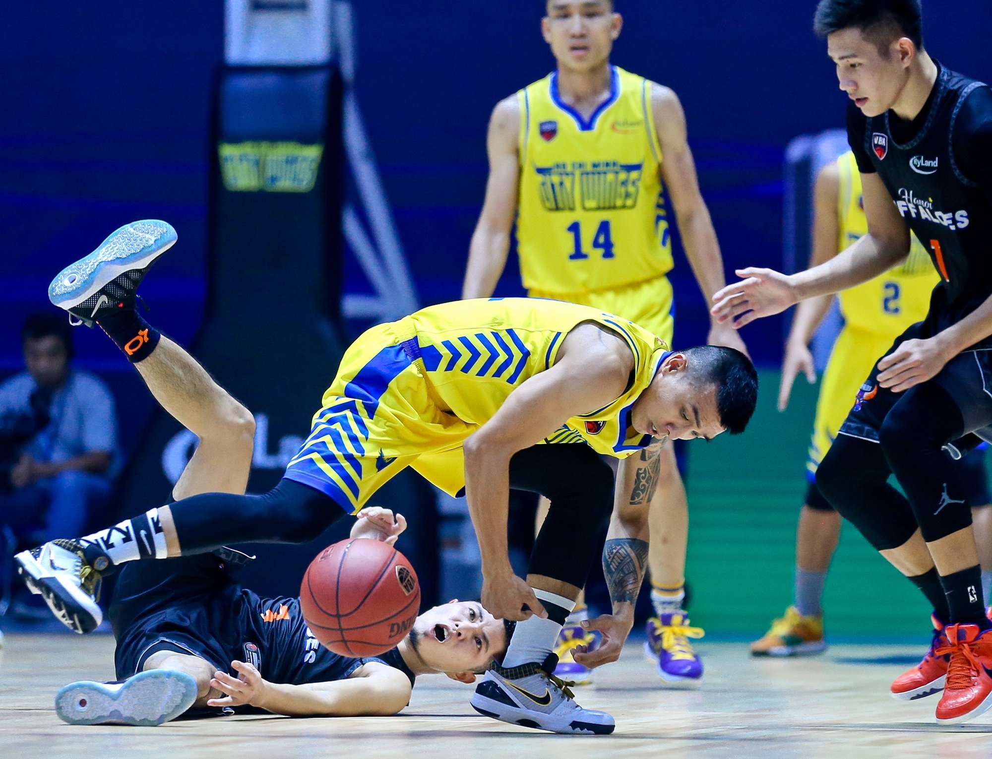 Ngo Tuan Trung buc xuc trong tai anh 2