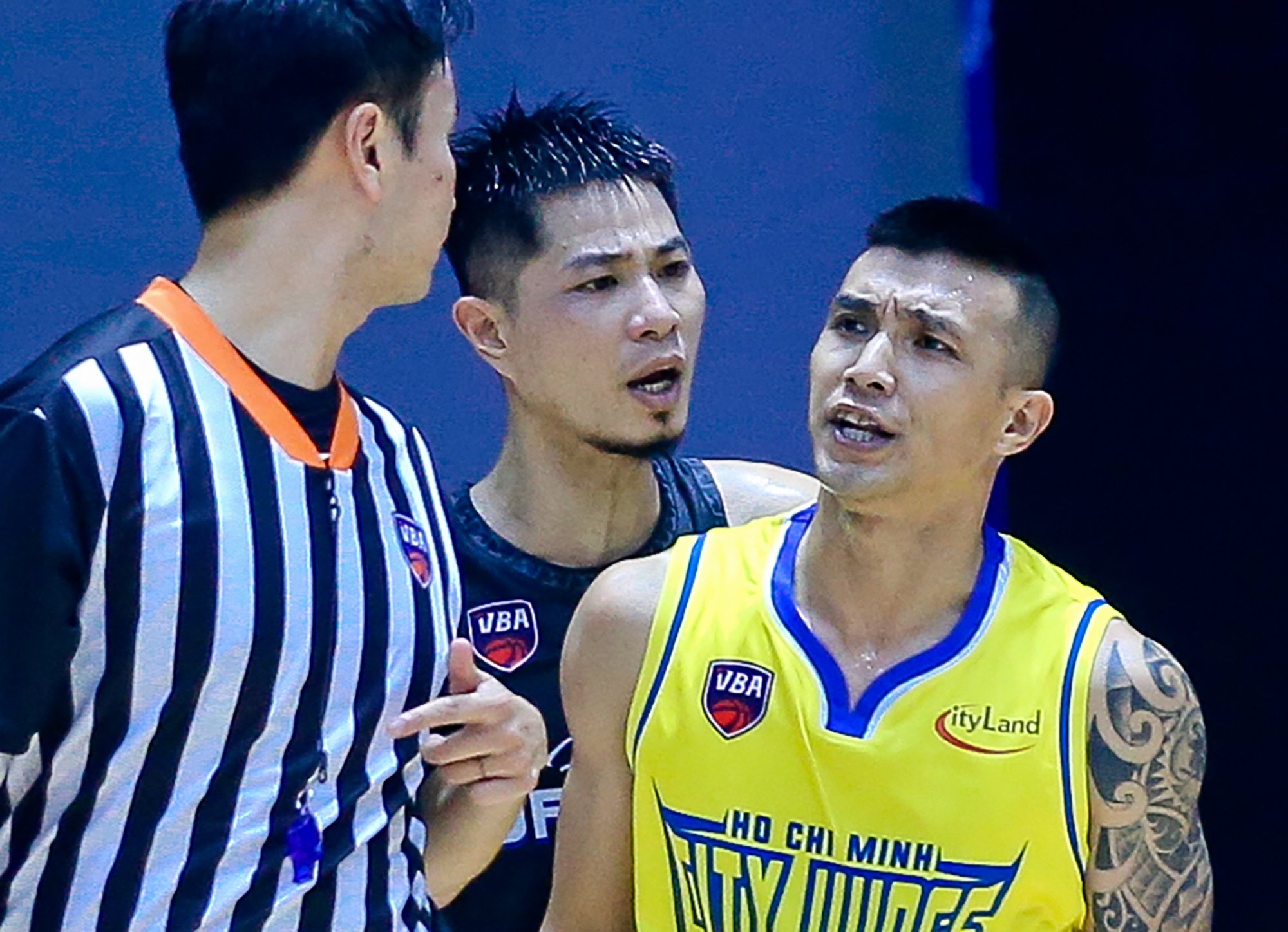 Ngo Tuan Trung buc xuc voi quyet dinh cua trong tai hinh anh