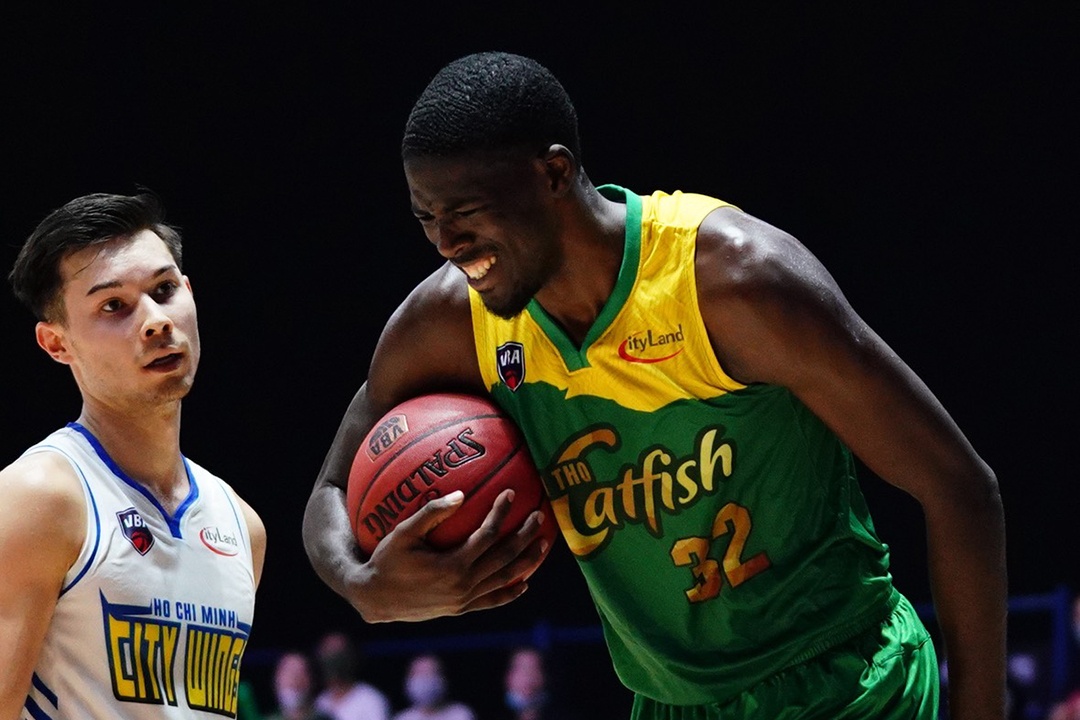 Trung phong cao hon 2,1 m giua vong vay 5 cau thu hinh anh