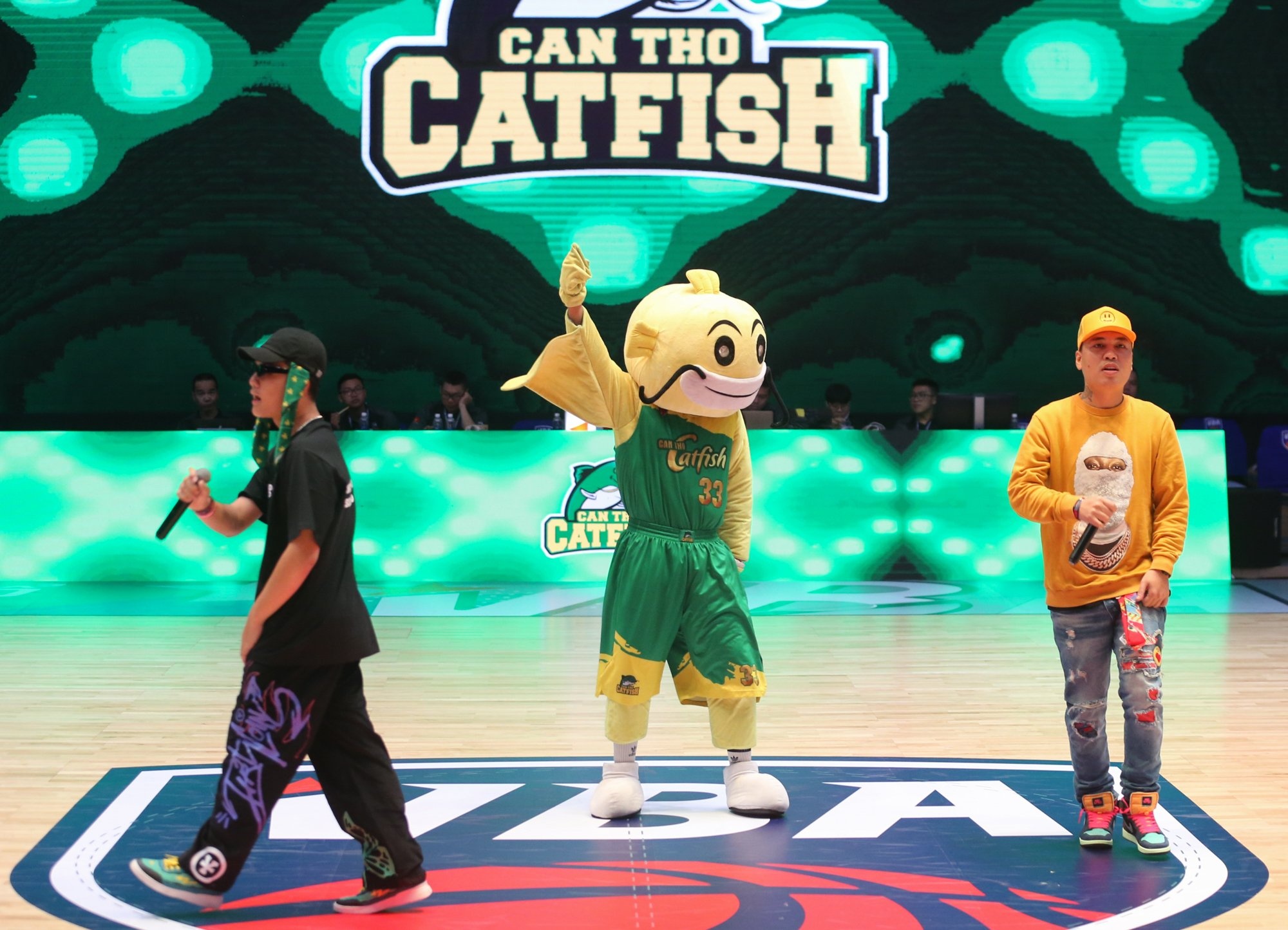 Rapper LK xem bong ro anh 2