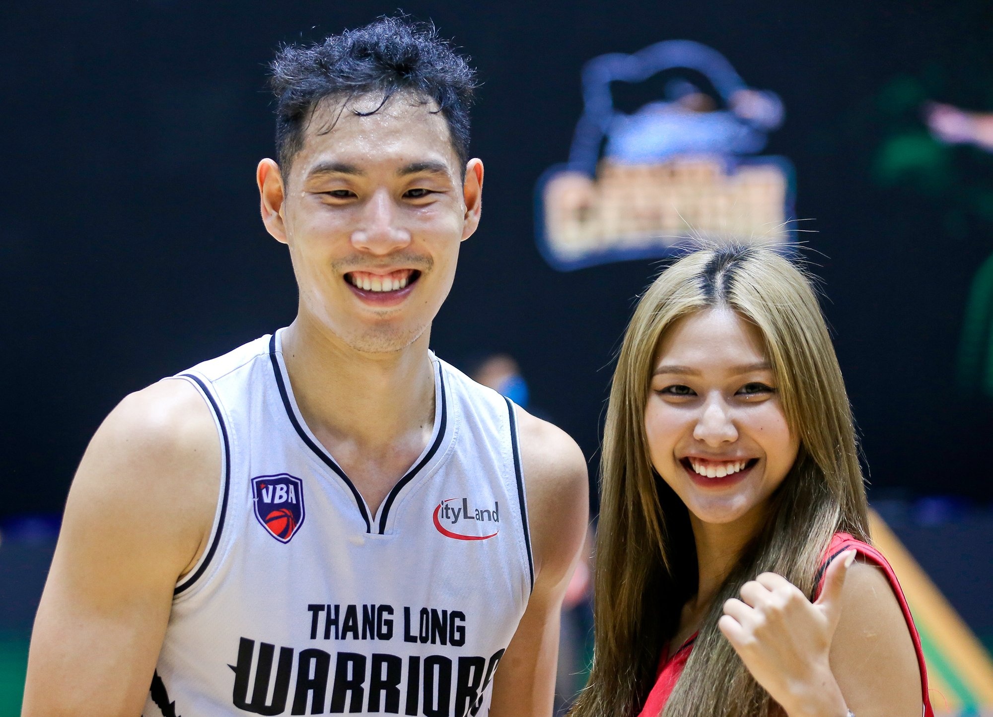 Justin Young va dan sao Thang Long Warriors duoc fan nu tiep lua hinh anh