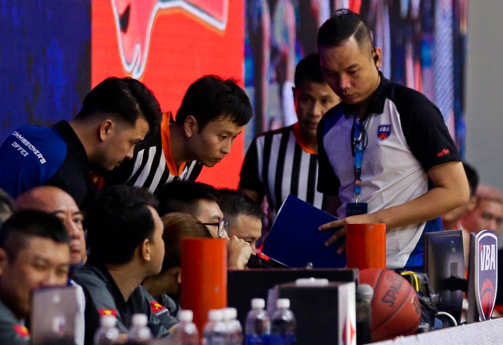 Chris Dierker noi nong voi trong tai anh 9