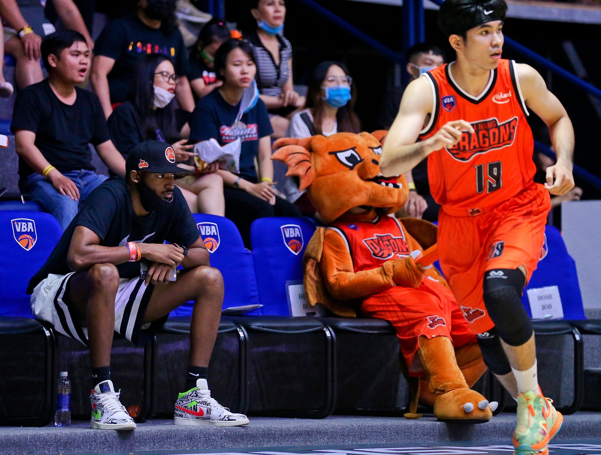 Chris Dierker noi nong voi trong tai anh 11