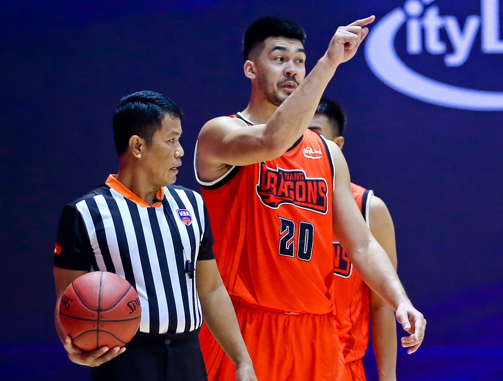 Chris Dierker noi nong voi trong tai anh 2