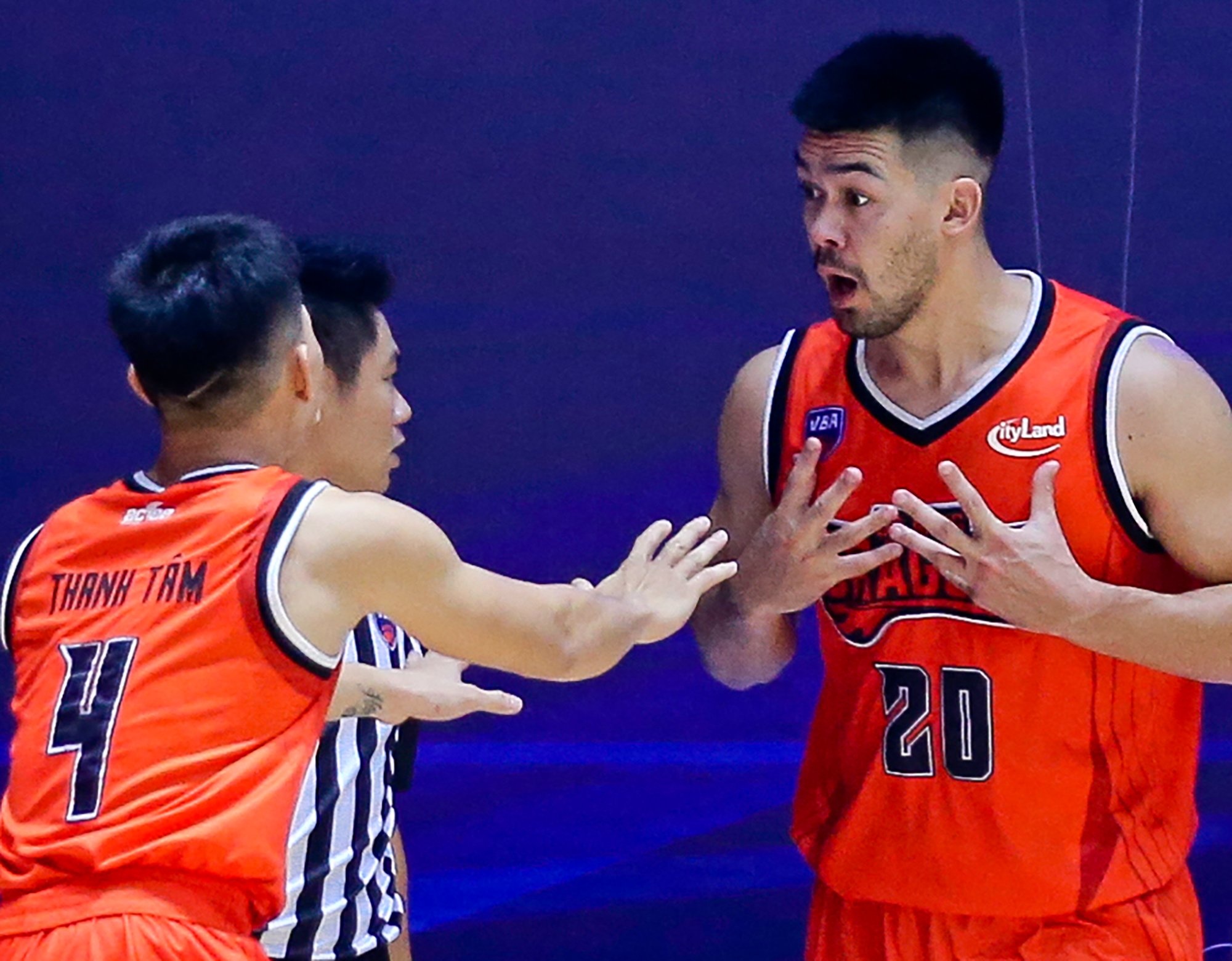 Chris Dierker noi nong voi trong tai anh 3