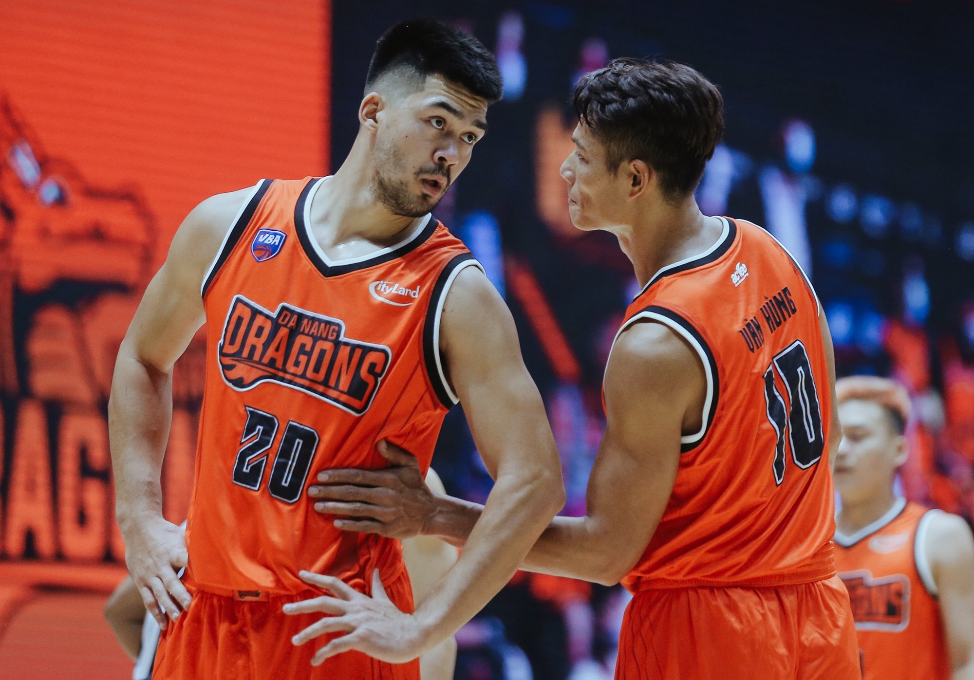 Chris Dierker noi nong voi trong tai anh 4