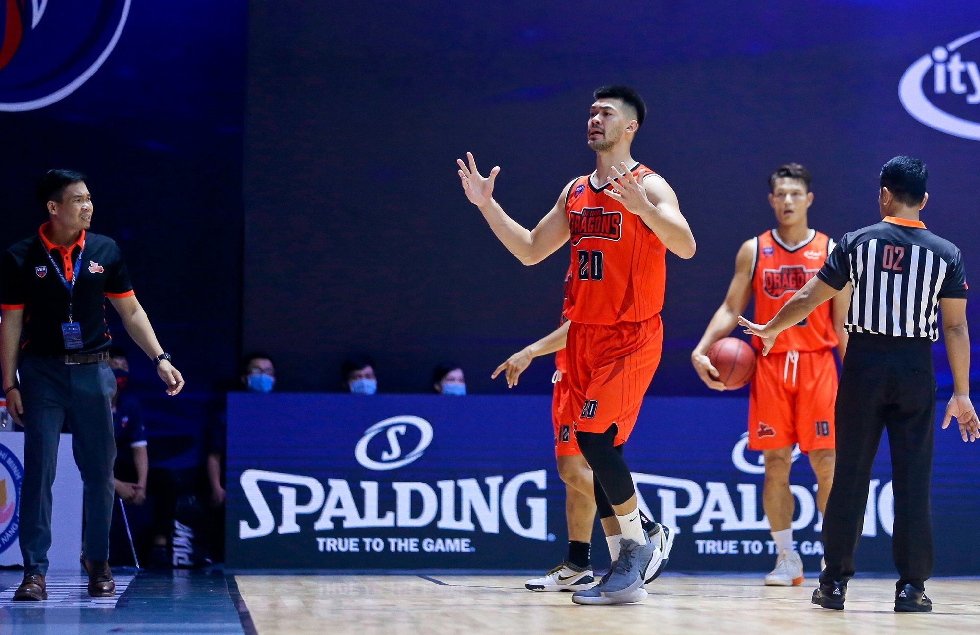 Chris Dierker noi nong voi trong tai anh 5