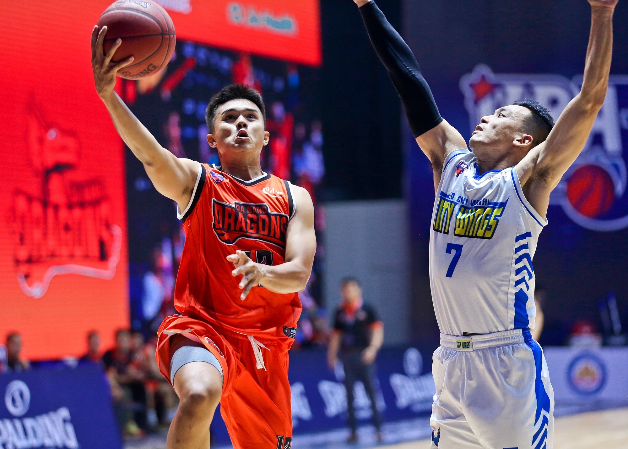 Chris Dierker noi nong voi trong tai anh 7