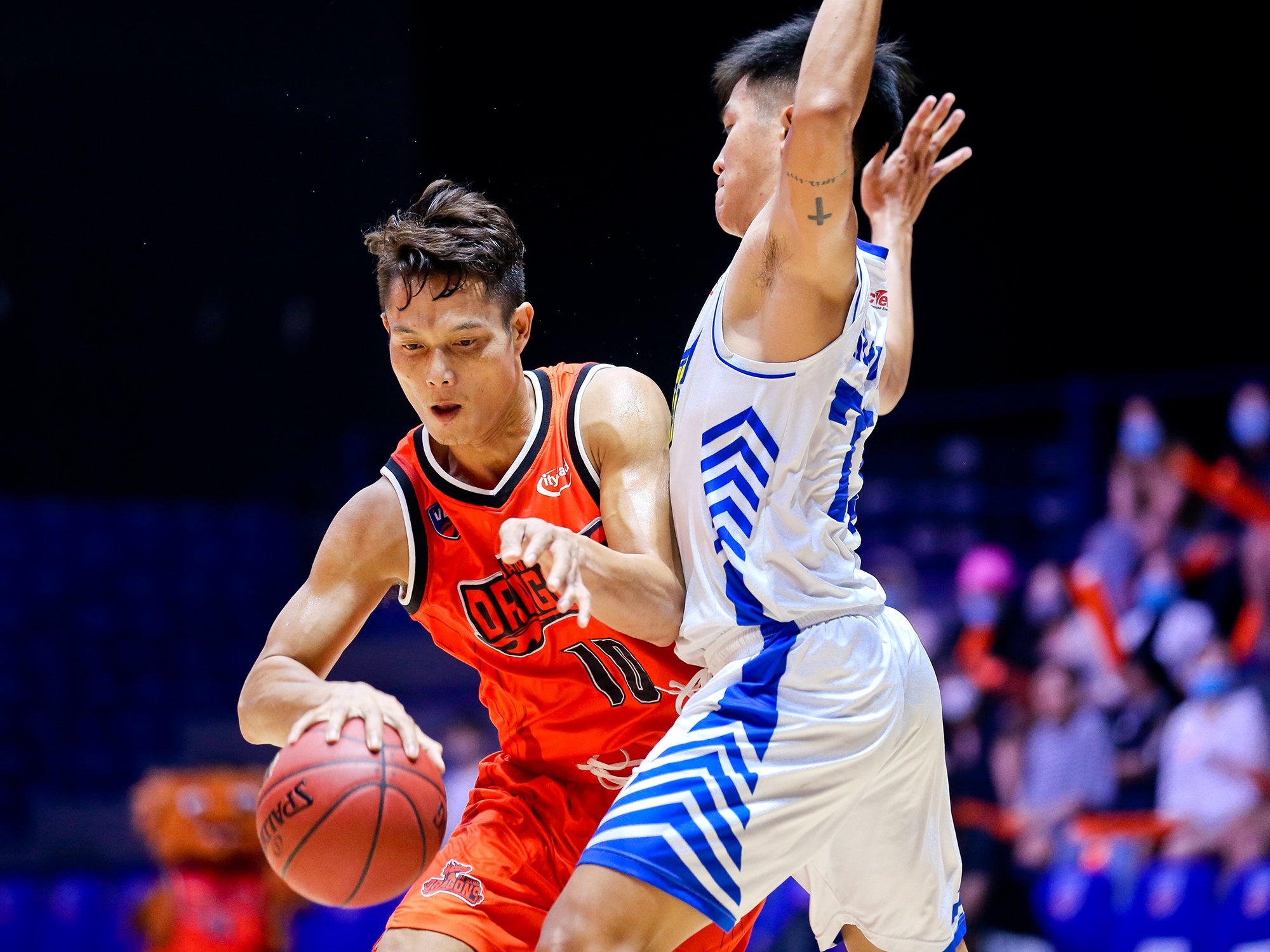 Chris Dierker noi nong voi trong tai anh 8