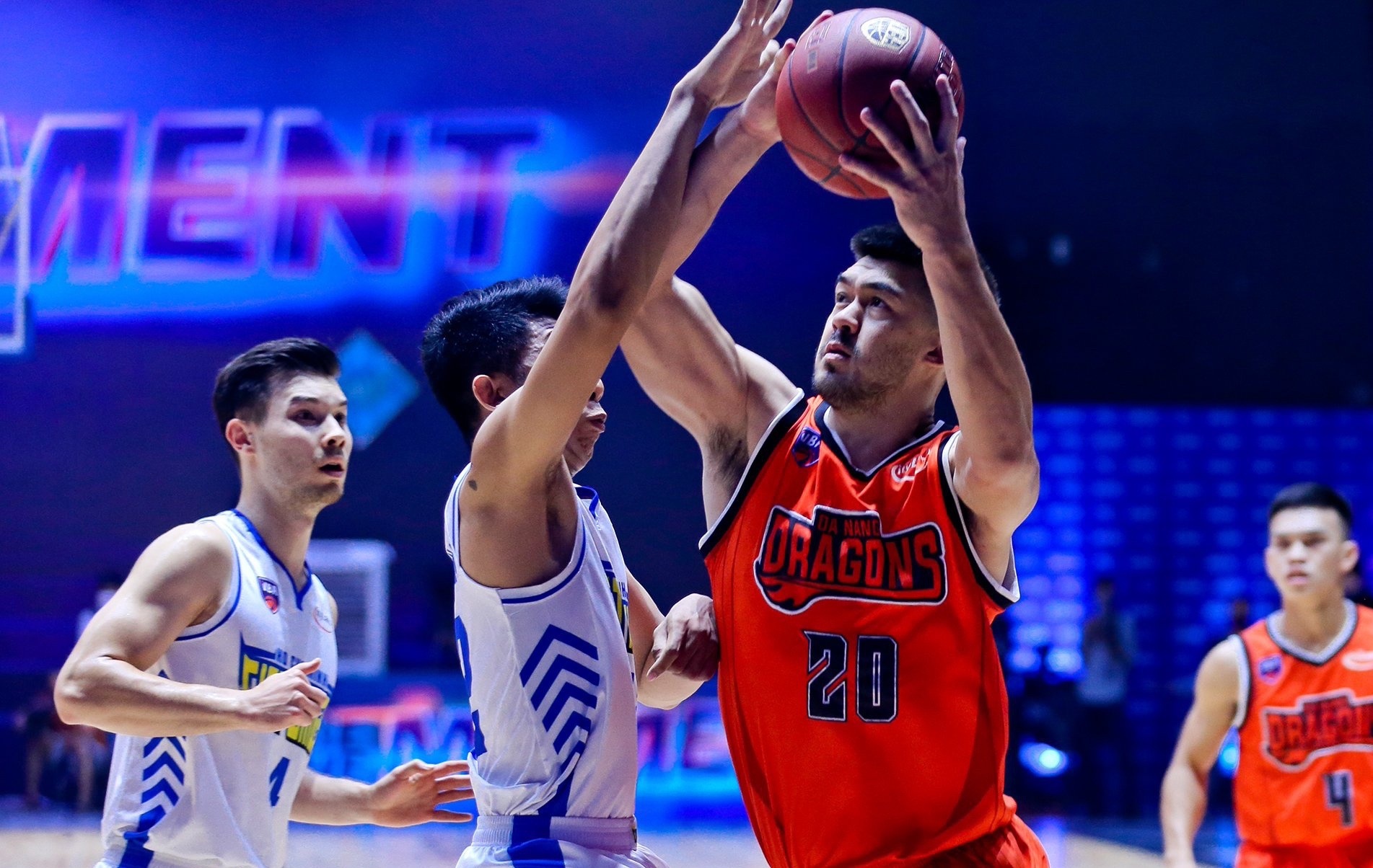 Chris Dierker mat binh tinh vi quyet dinh cua trong tai hinh anh