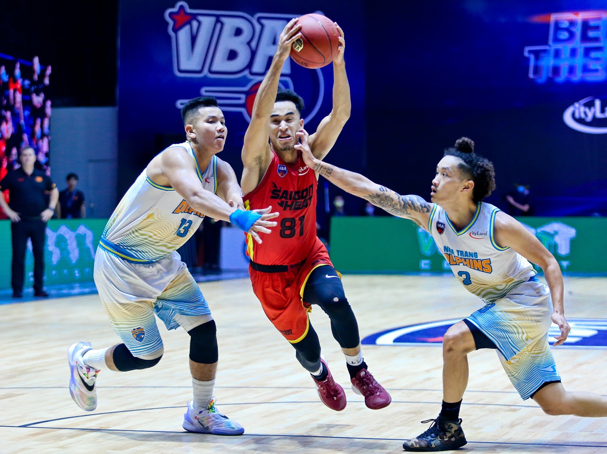 Cau thu bong ro Viet kieu anh 1