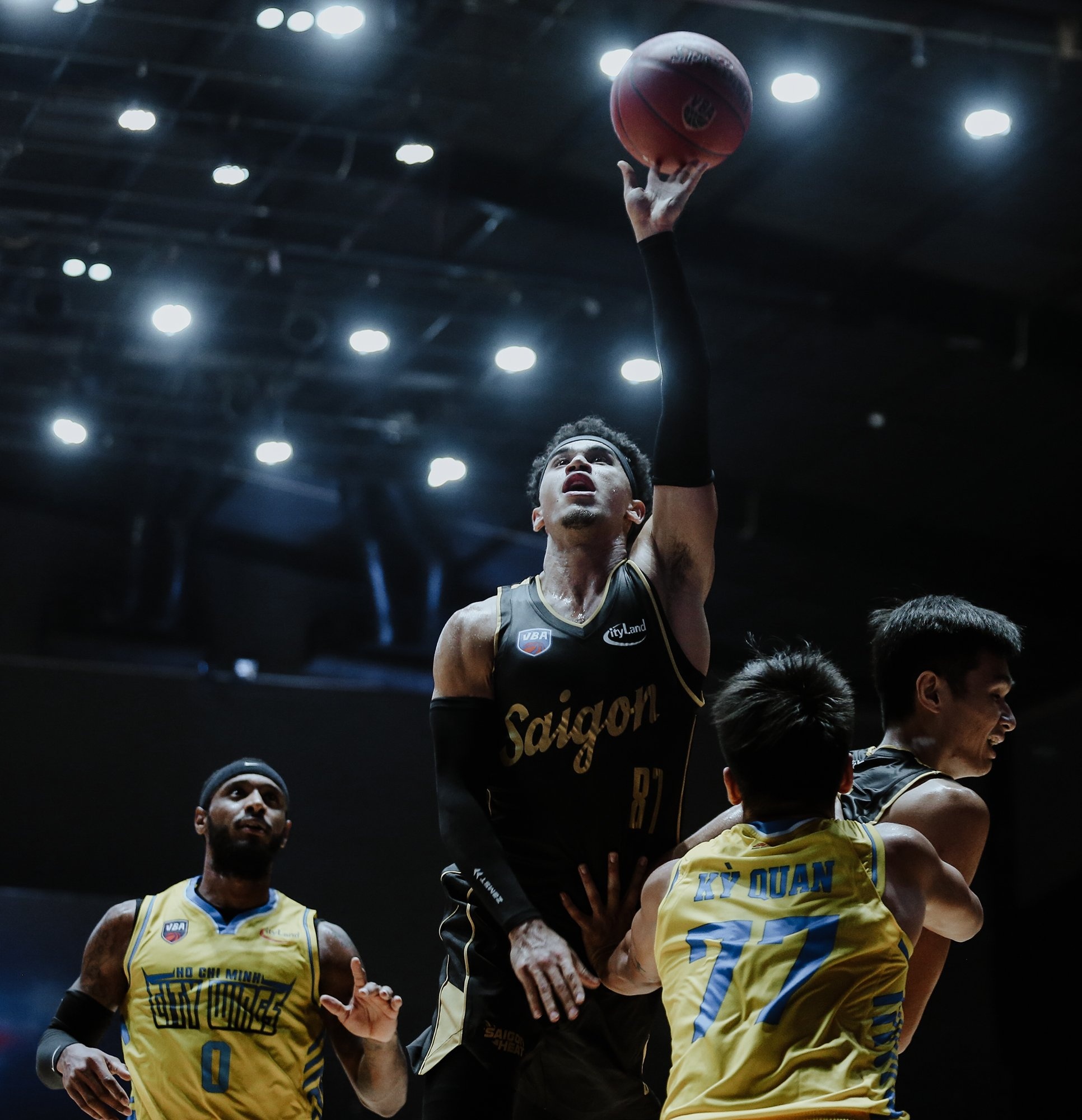 Saigon Heat vo dich vong bang VBA anh 6