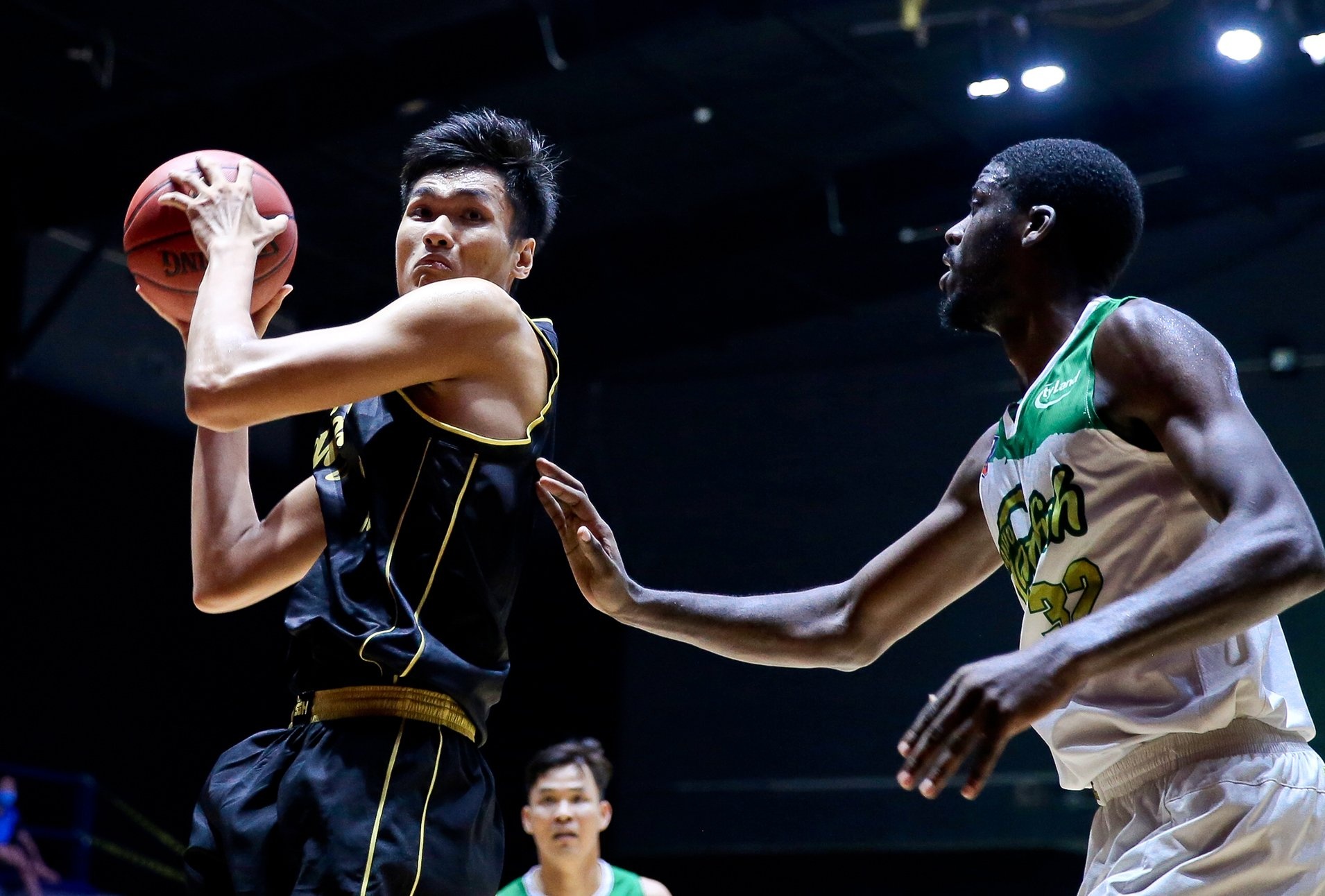 VDV bong ro Viet cao 2,03 m o tran thang cua Saigon Heat hinh anh