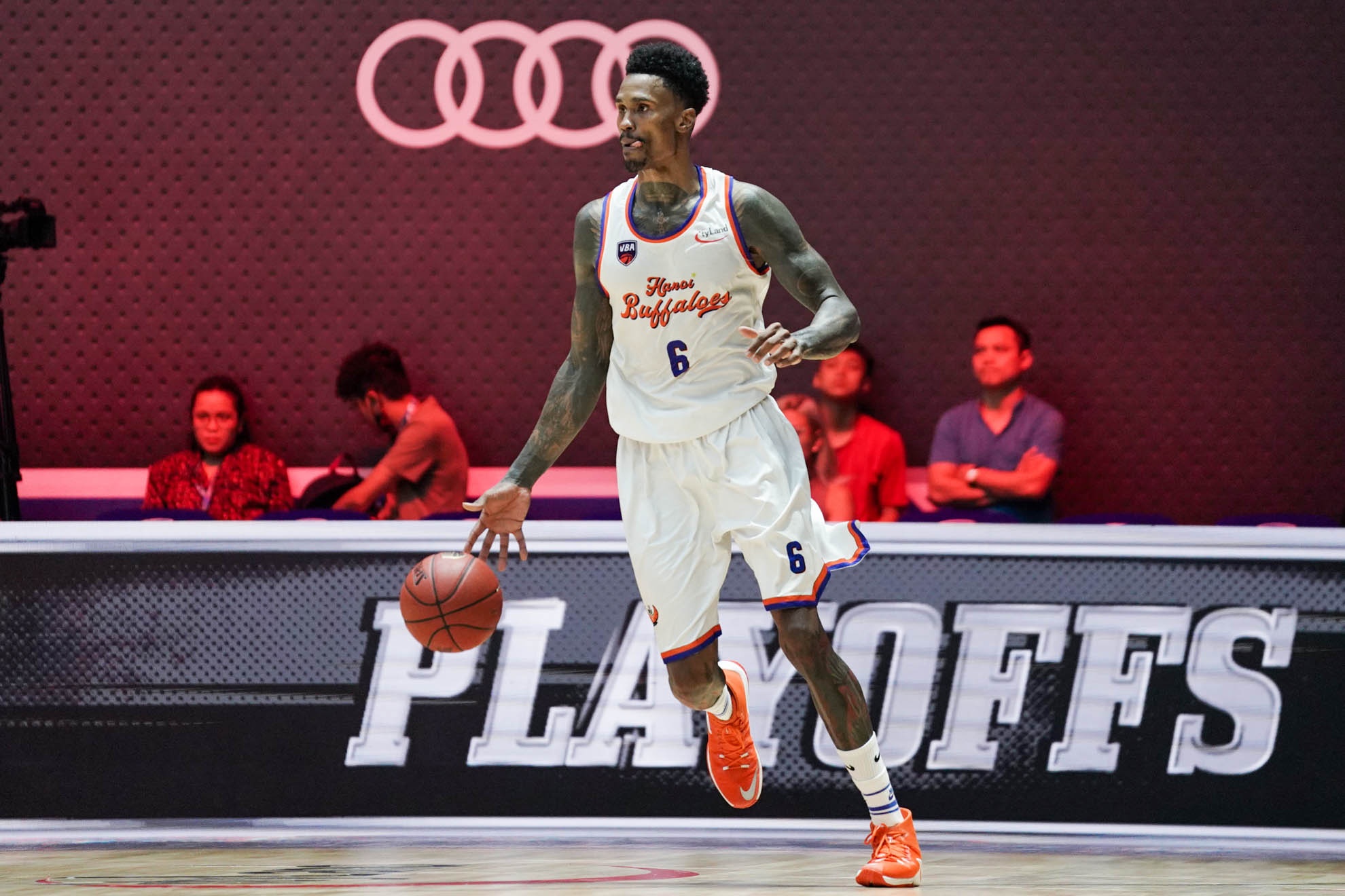 Ngoai binh Mike Bell anh 1