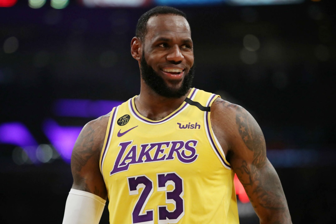 LeBron James nhan luong 85 trieu USD khi o lai Lakers hinh anh