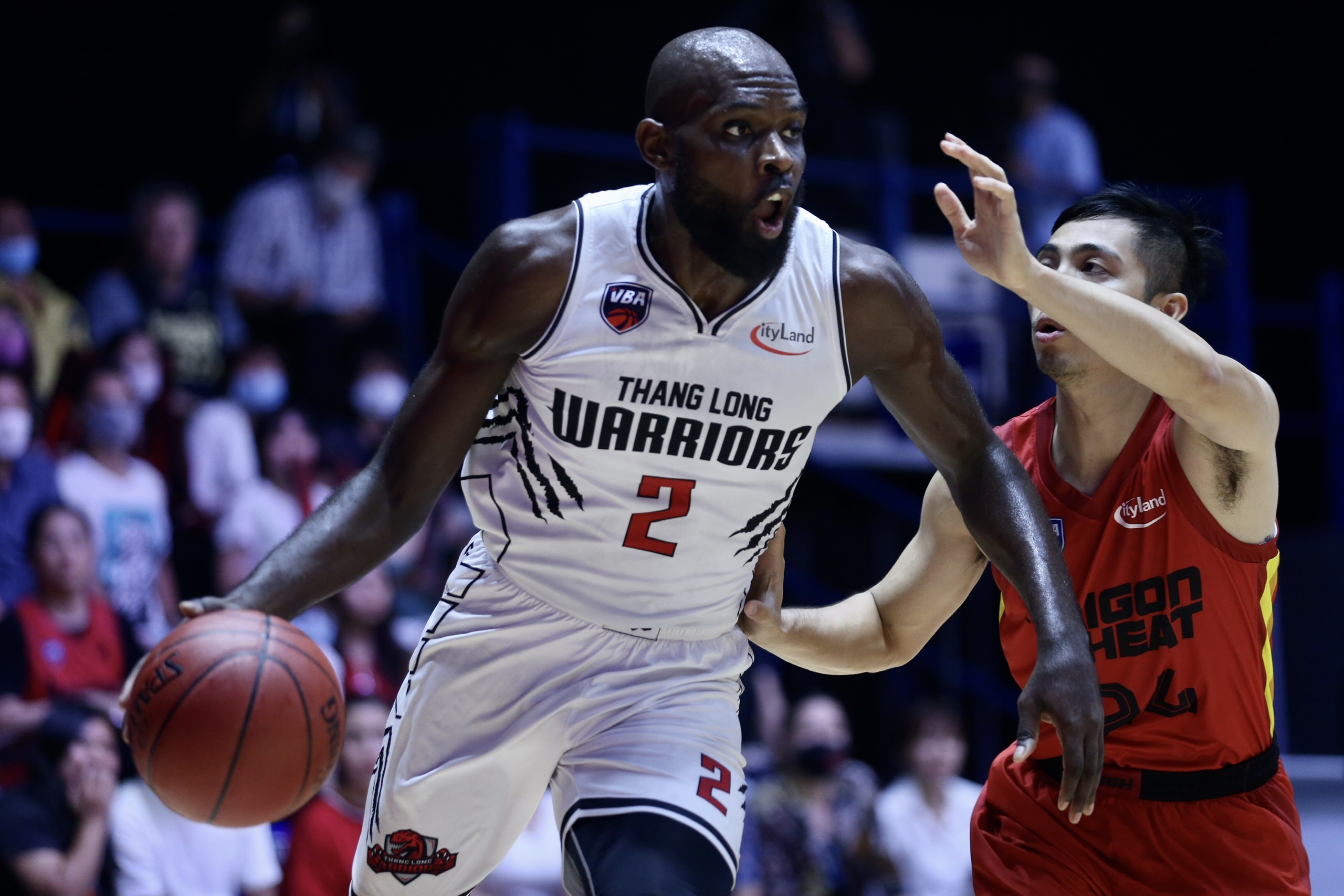 Ngoai binh cao 1,98 m giup Warriors loi nguoc dong o chung ket VBA hinh anh