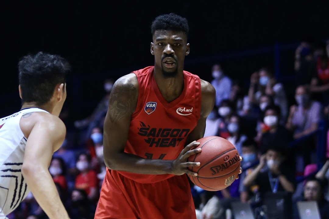 Ngoai binh cao 2,01 m bi truat quyen thi dau o chung ket VBA hinh anh