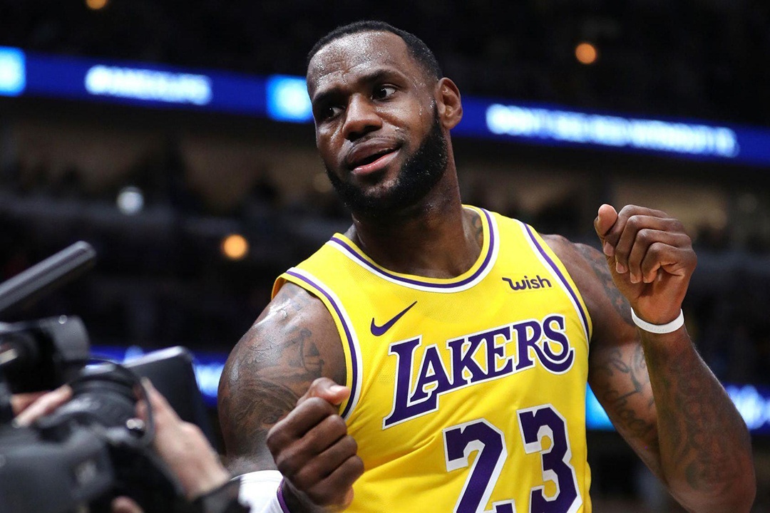 LeBron James toa sang voi cu nem tu khoang cach 10 m hinh anh