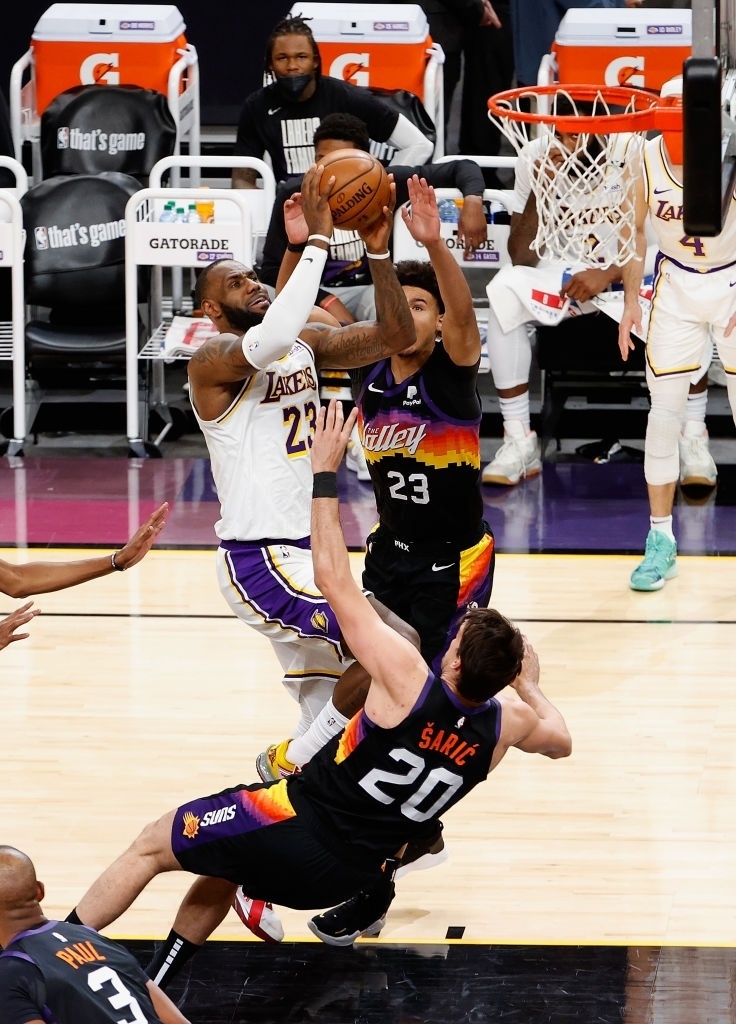 LeBron James đối đầu Phoenix Suns ảnh 2 LeBron James doi dau Phoenix Suns anh 2