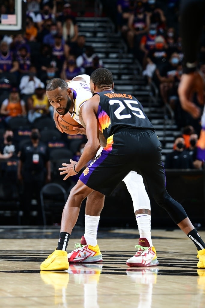 LeBron James đối đầu Phoenix Suns ảnh 4 LeBron James doi dau Phoenix Suns anh 4