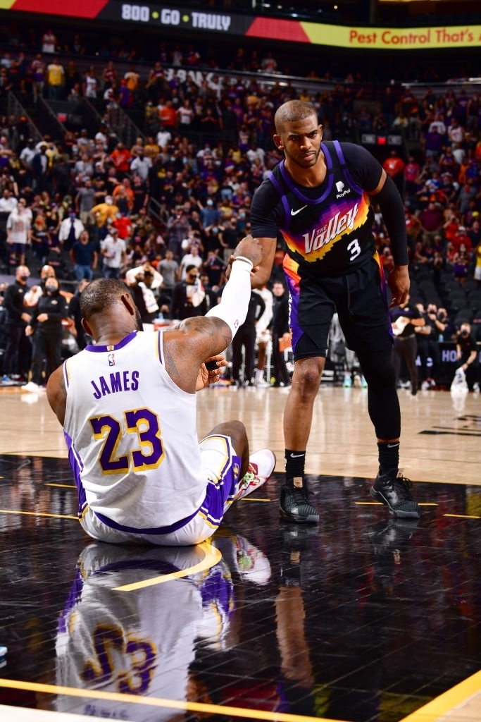 LeBron James doi dau Phoenix Suns anh 6