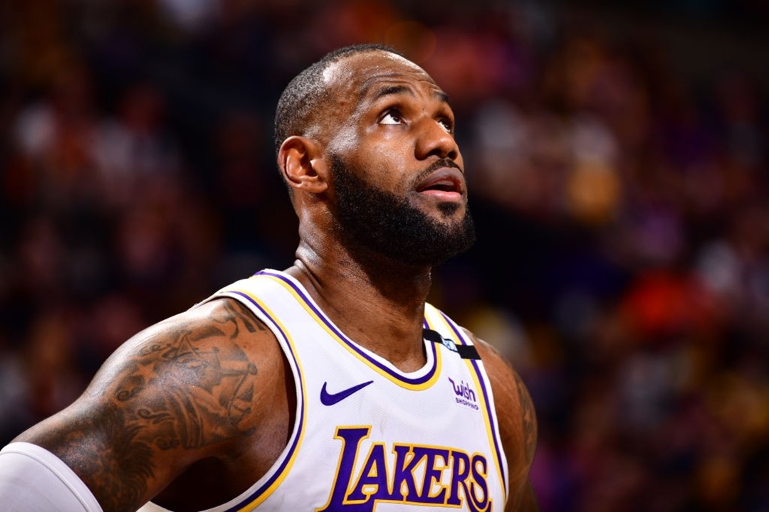 LeBron James bat luc trong tran thua cua Lakers hinh anh