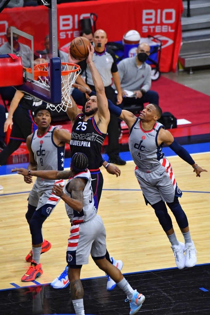 Russell Westbrook bị đổ bắp rang lên đầu ảnh 8 Russell Westbrook bi do bap rang len dau anh 8