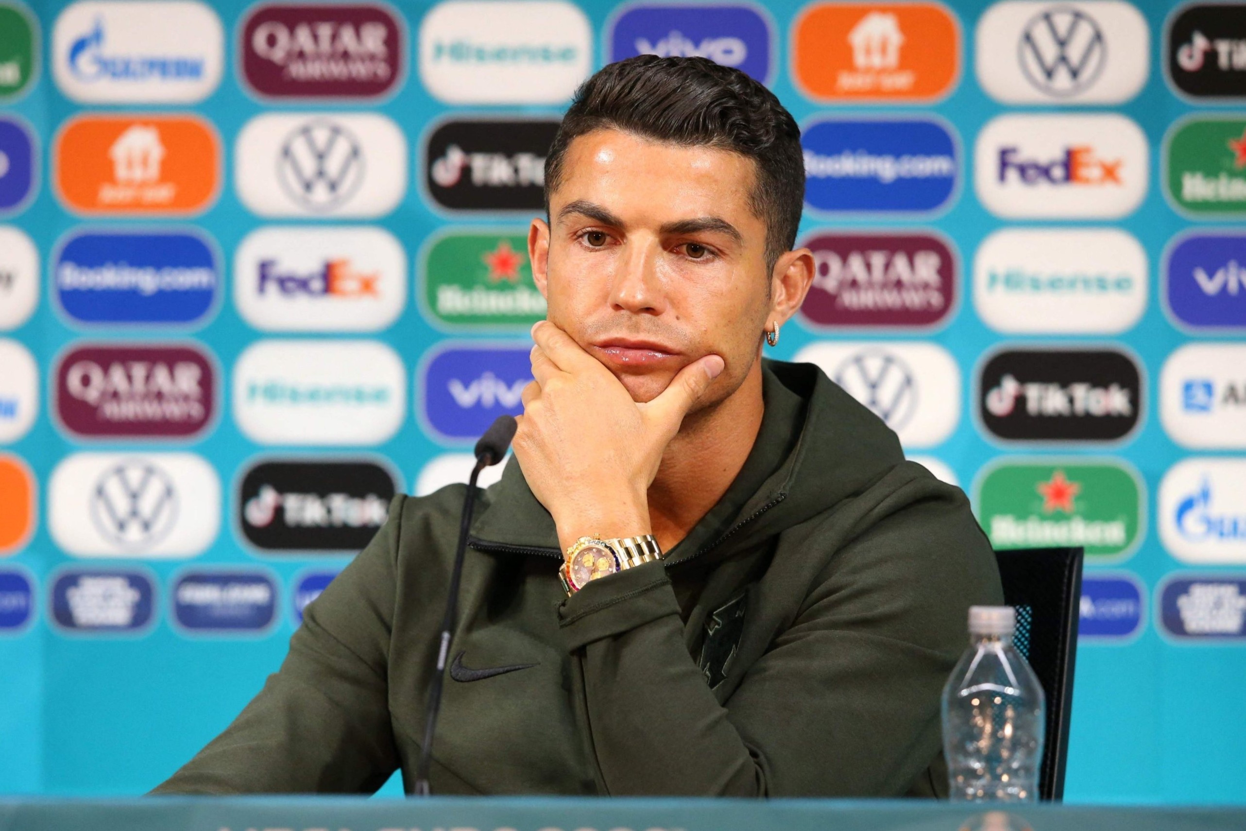 UEFA doa phat cac cau thu neu hoc theo Ronaldo hinh anh