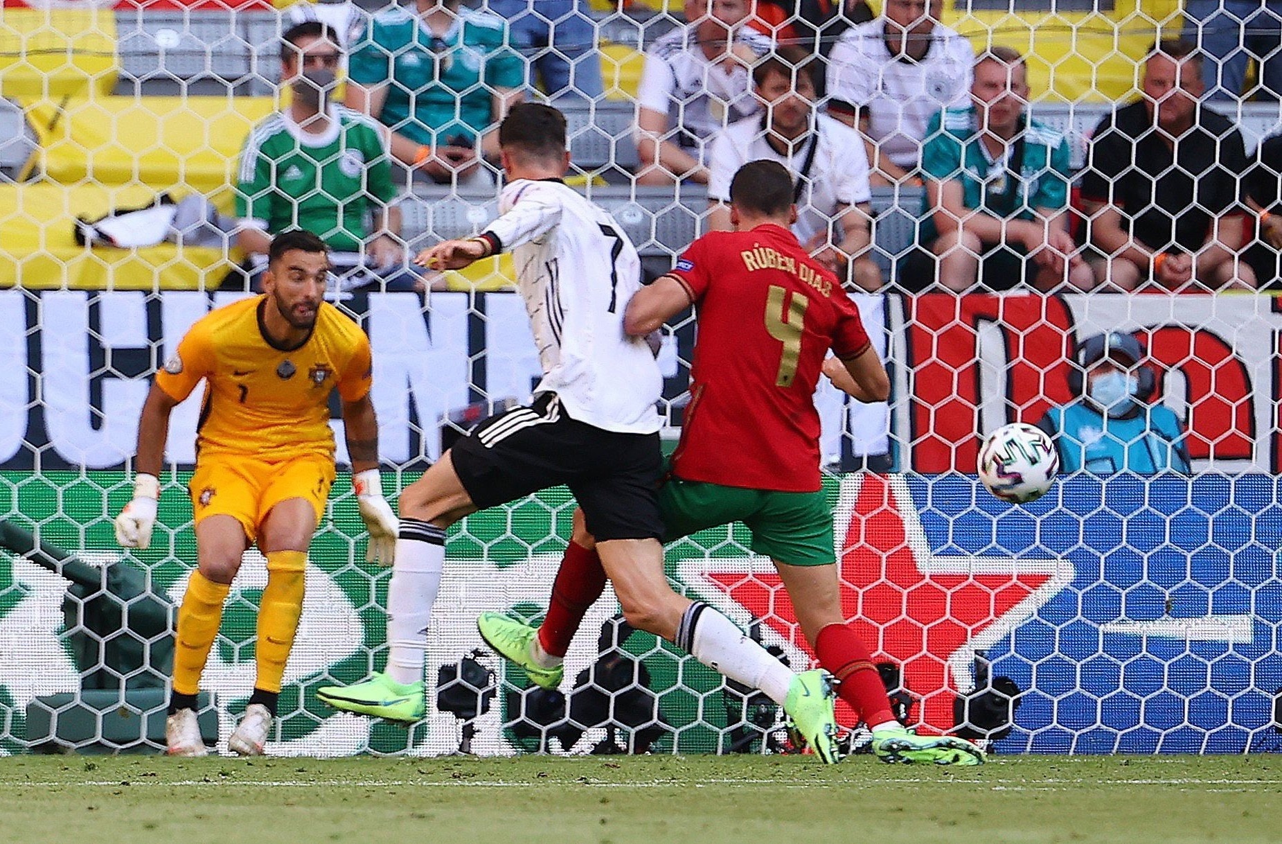 Ky luc phan luoi o Euro hinh anh