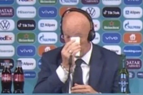 HLV tuyen Hungary khoc sau tran hoa Phap hinh anh