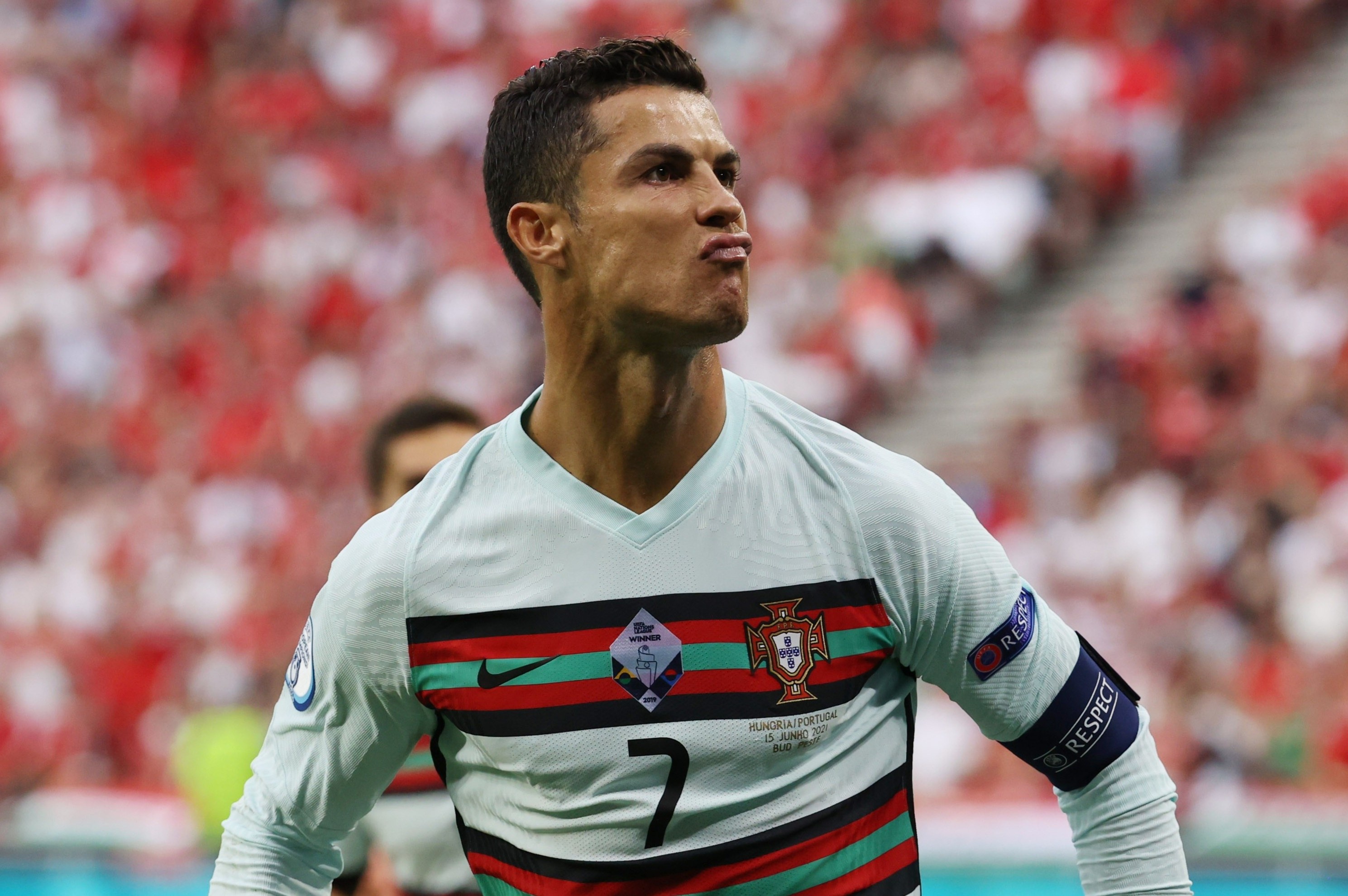 Ronaldo duoc dinh gia kem Fernandes va Mbappe hinh anh