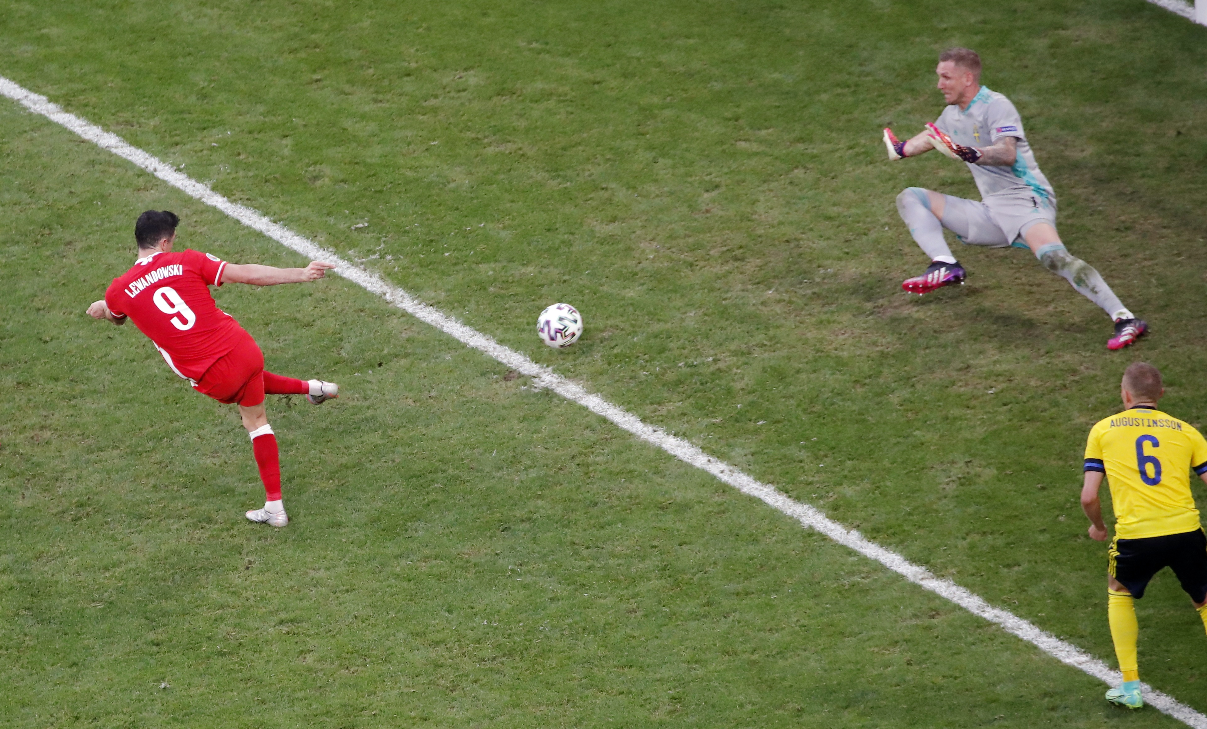 Robert Lewandowski bo lo co hoi ghi ban anh 6