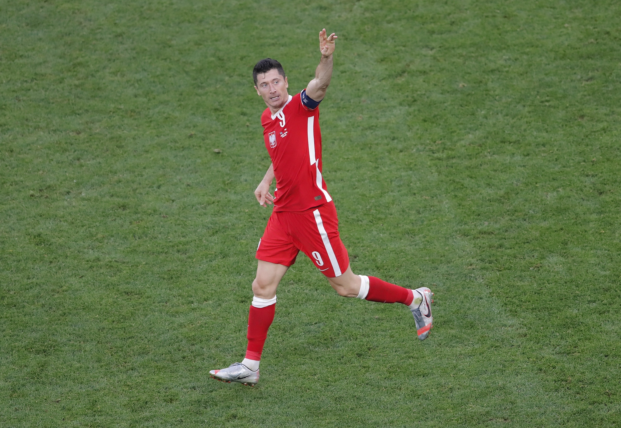 Robert Lewandowski bo lo co hoi ghi ban anh 7