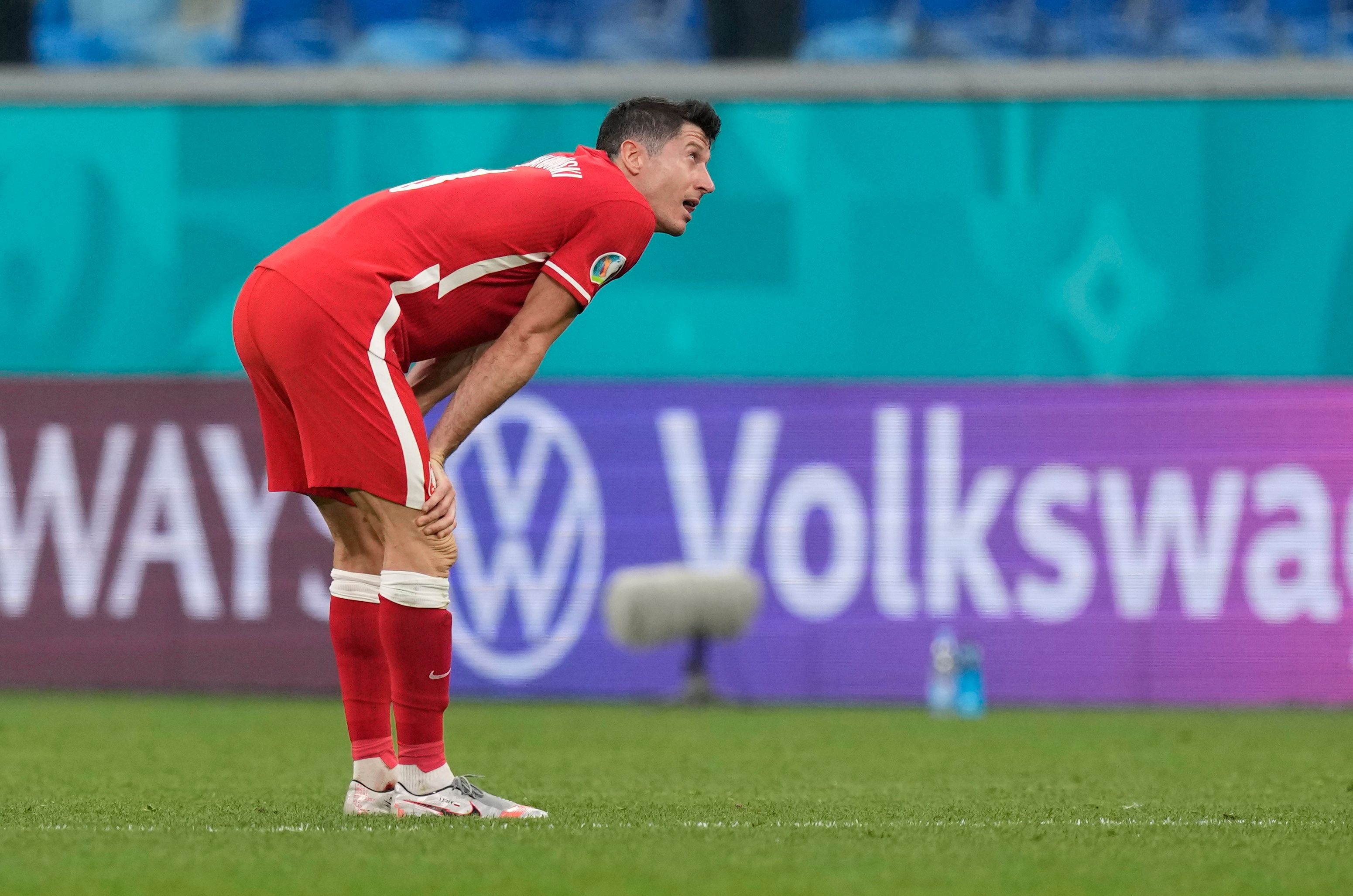 Robert Lewandowski bo lo co hoi ghi ban anh 8