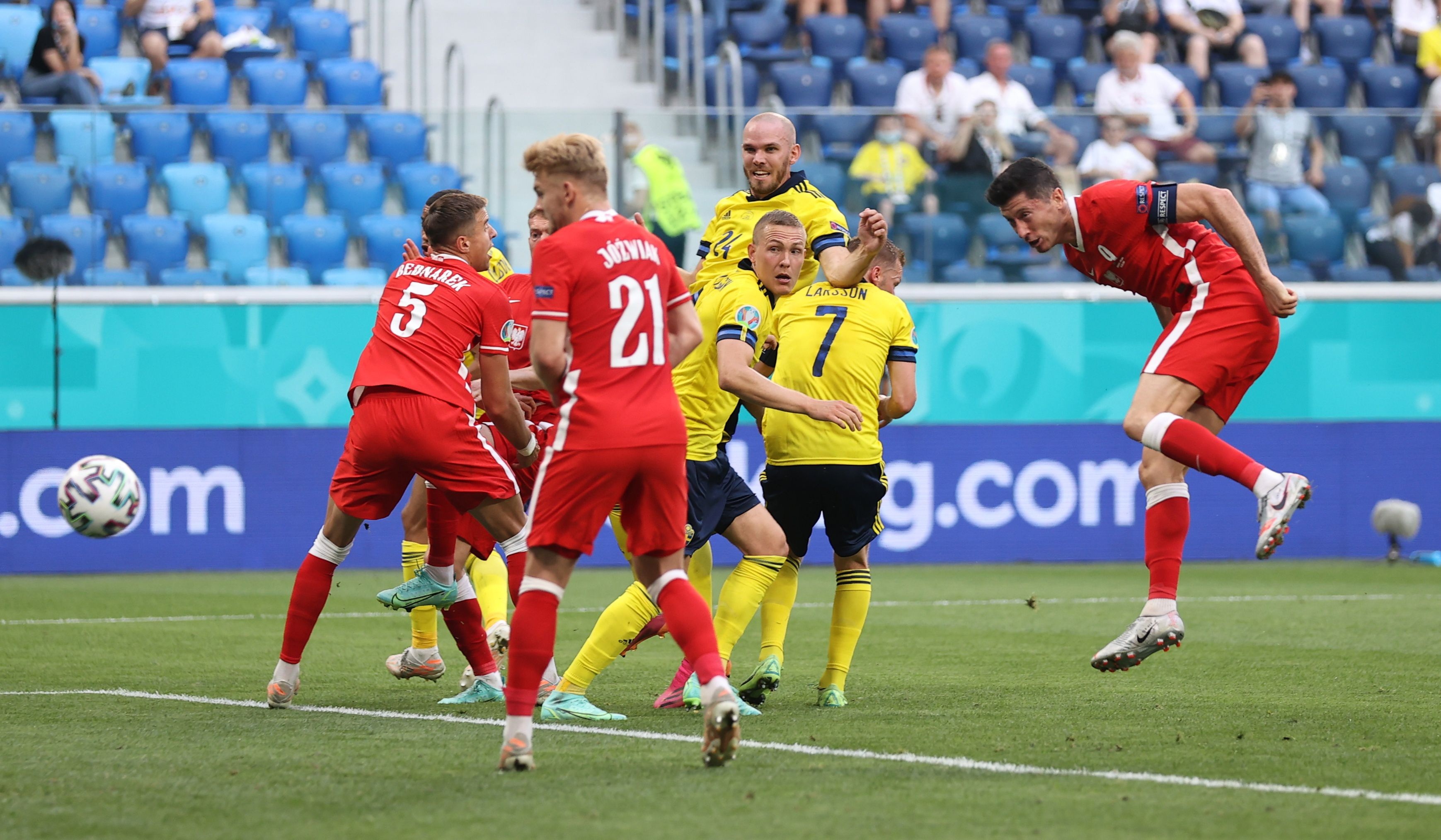 Robert Lewandowski bo lo co hoi ghi ban anh 2