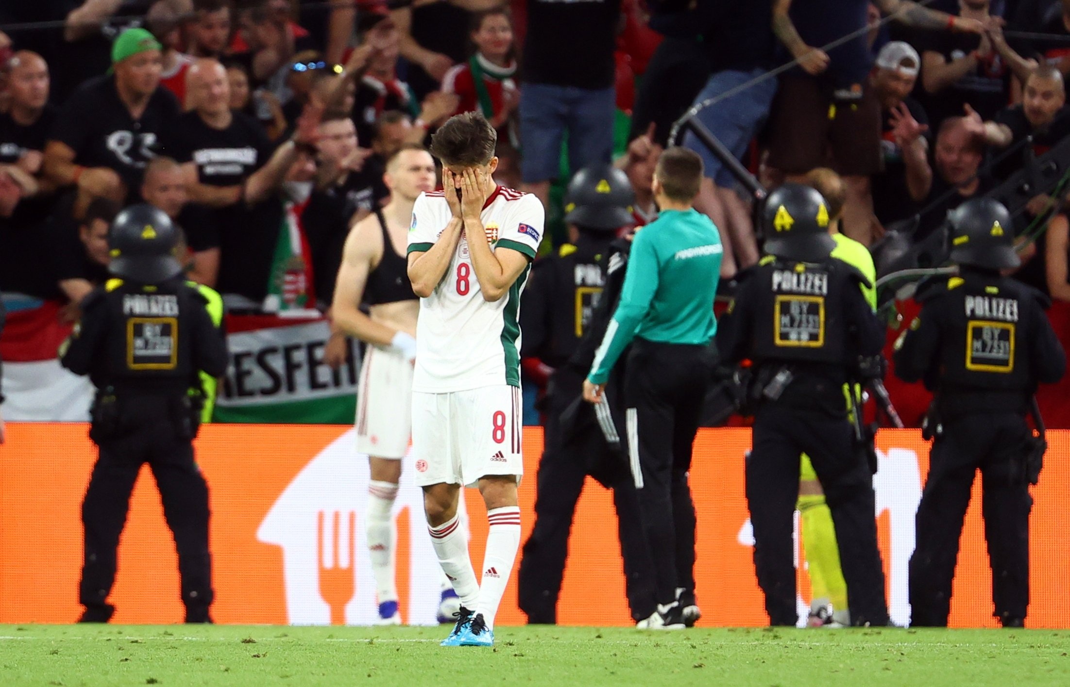 Cau thu Hungary khoc anh 3