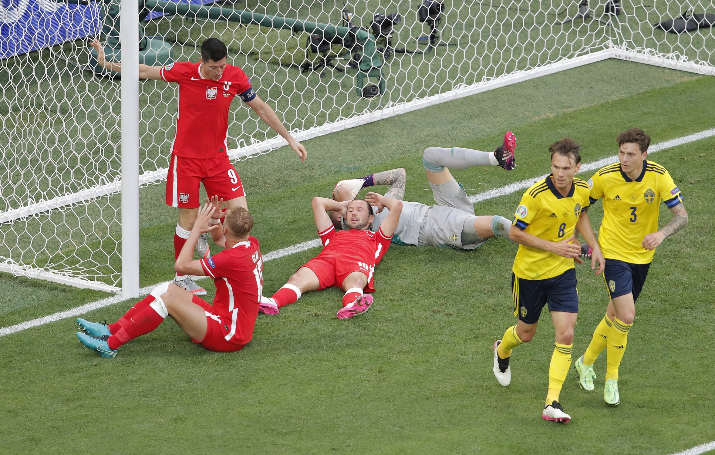 Robert Lewandowski bo lo co hoi ghi ban anh 4
