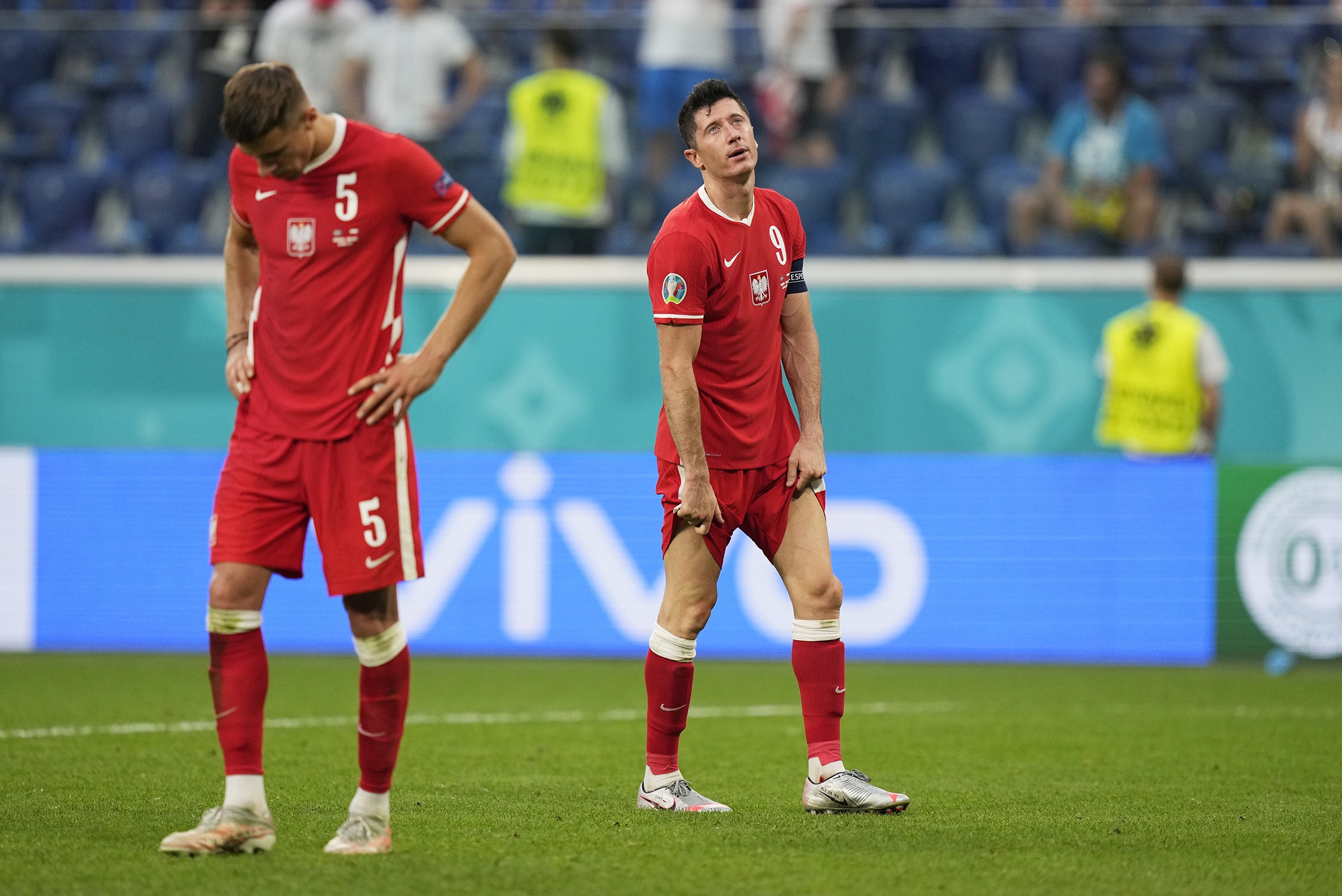 Robert Lewandowski bo lo co hoi ghi ban anh 9