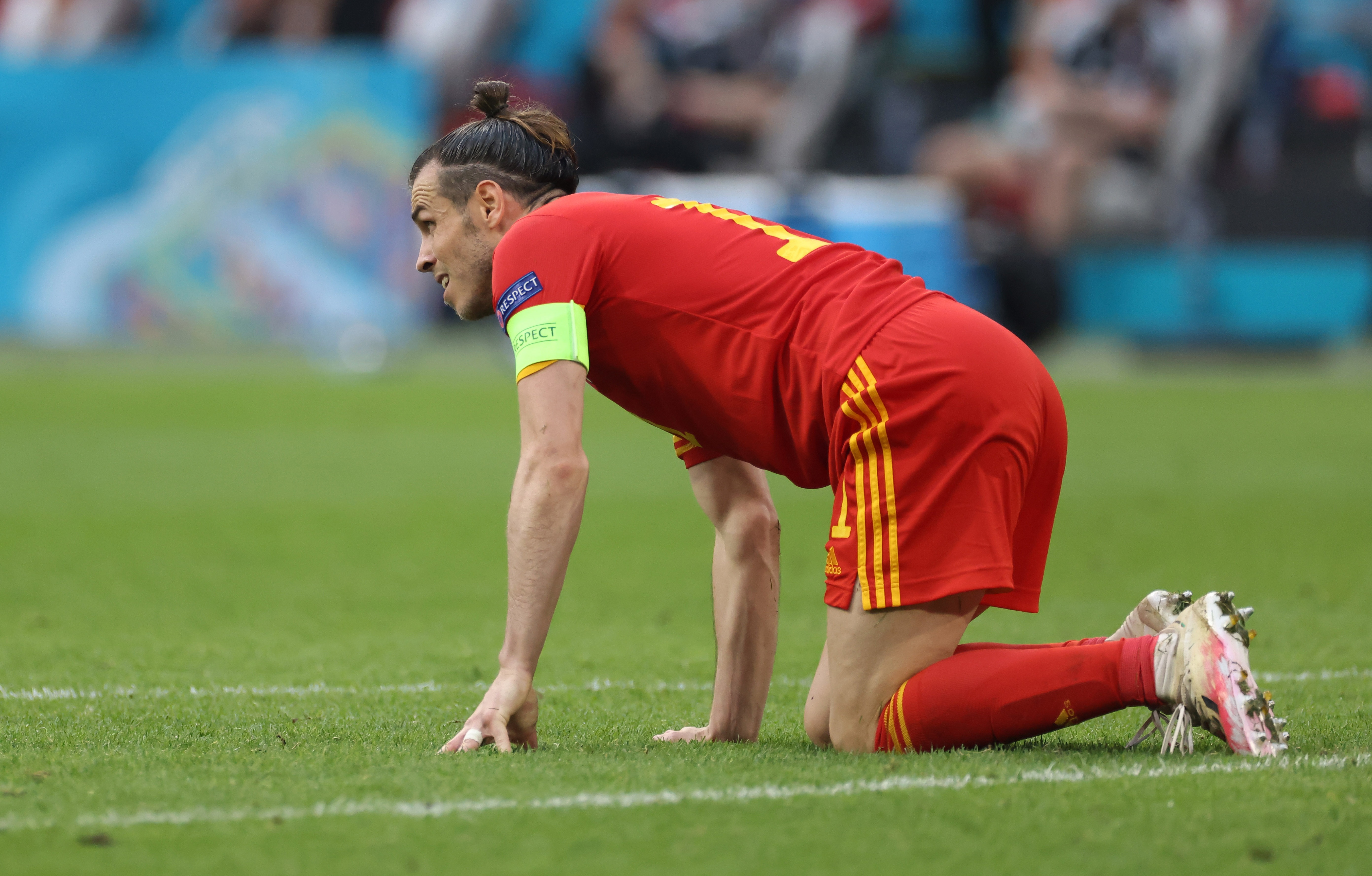 Bale guc nga khi xu Wales chia tay Euro 2020 hinh anh